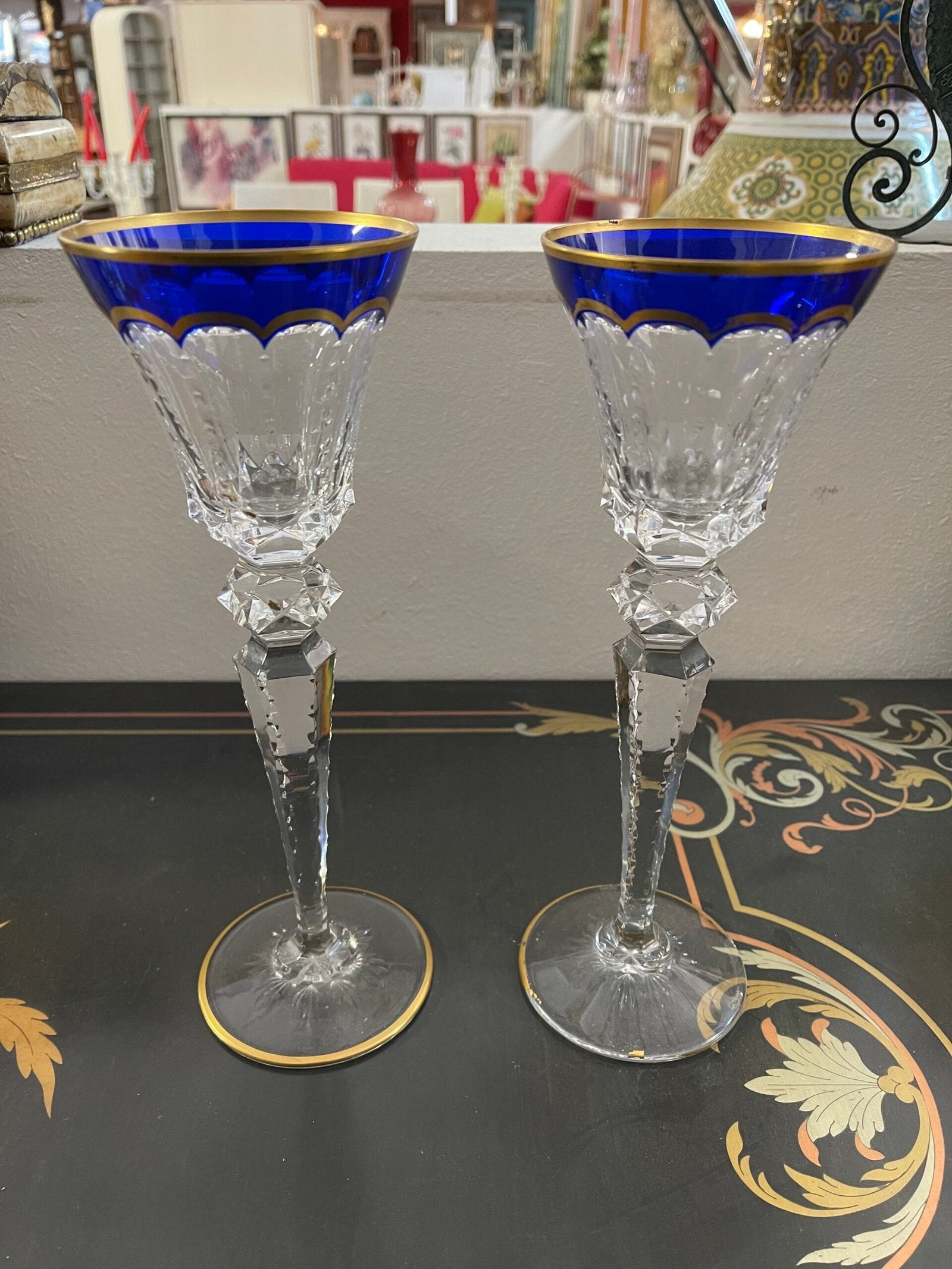 Calice in cristallo con bordo blu cobalto e decorazioni dorate.