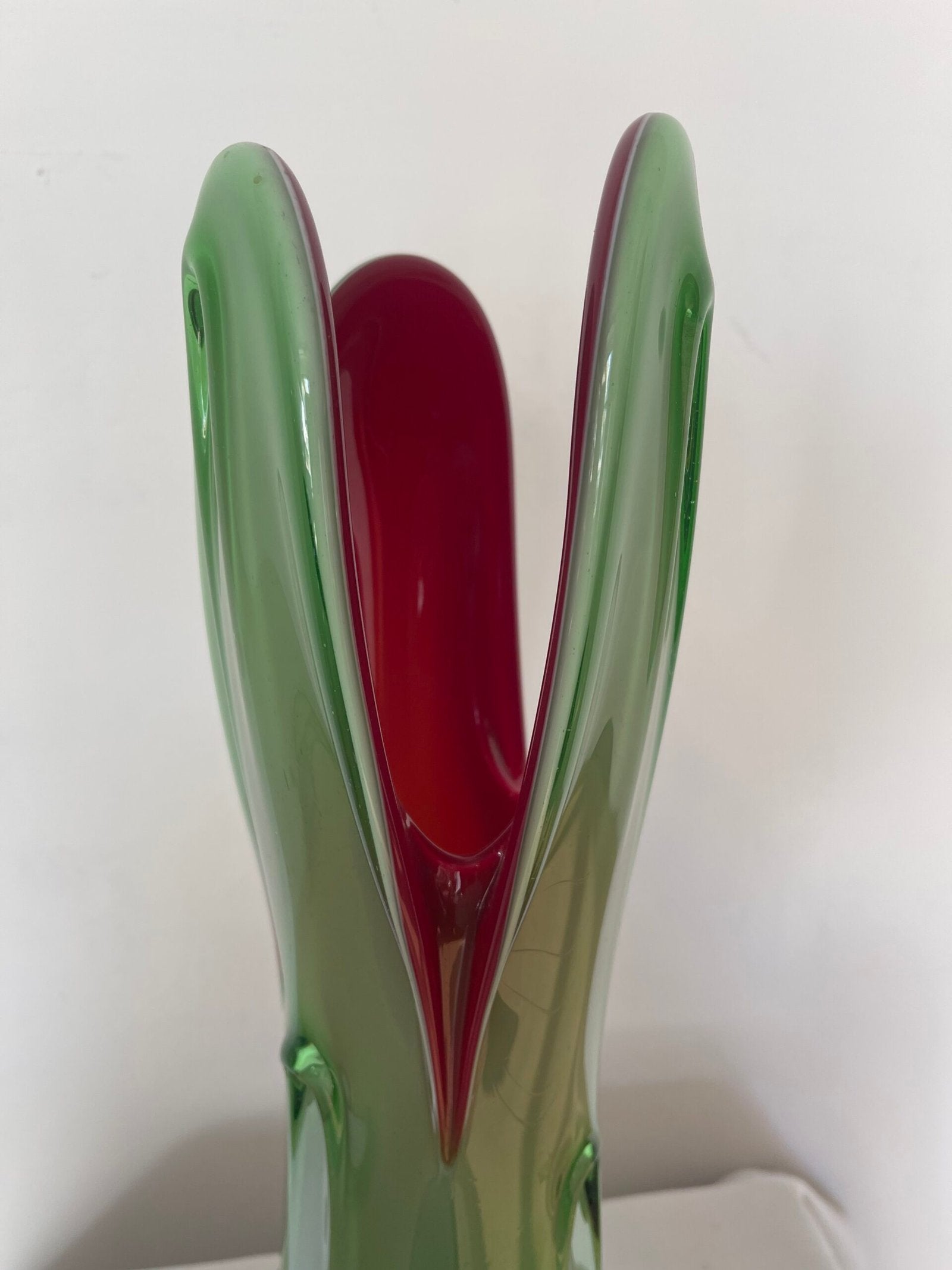 Vaso Decorativo in Vetro Verde e Rosso con Base Cromata