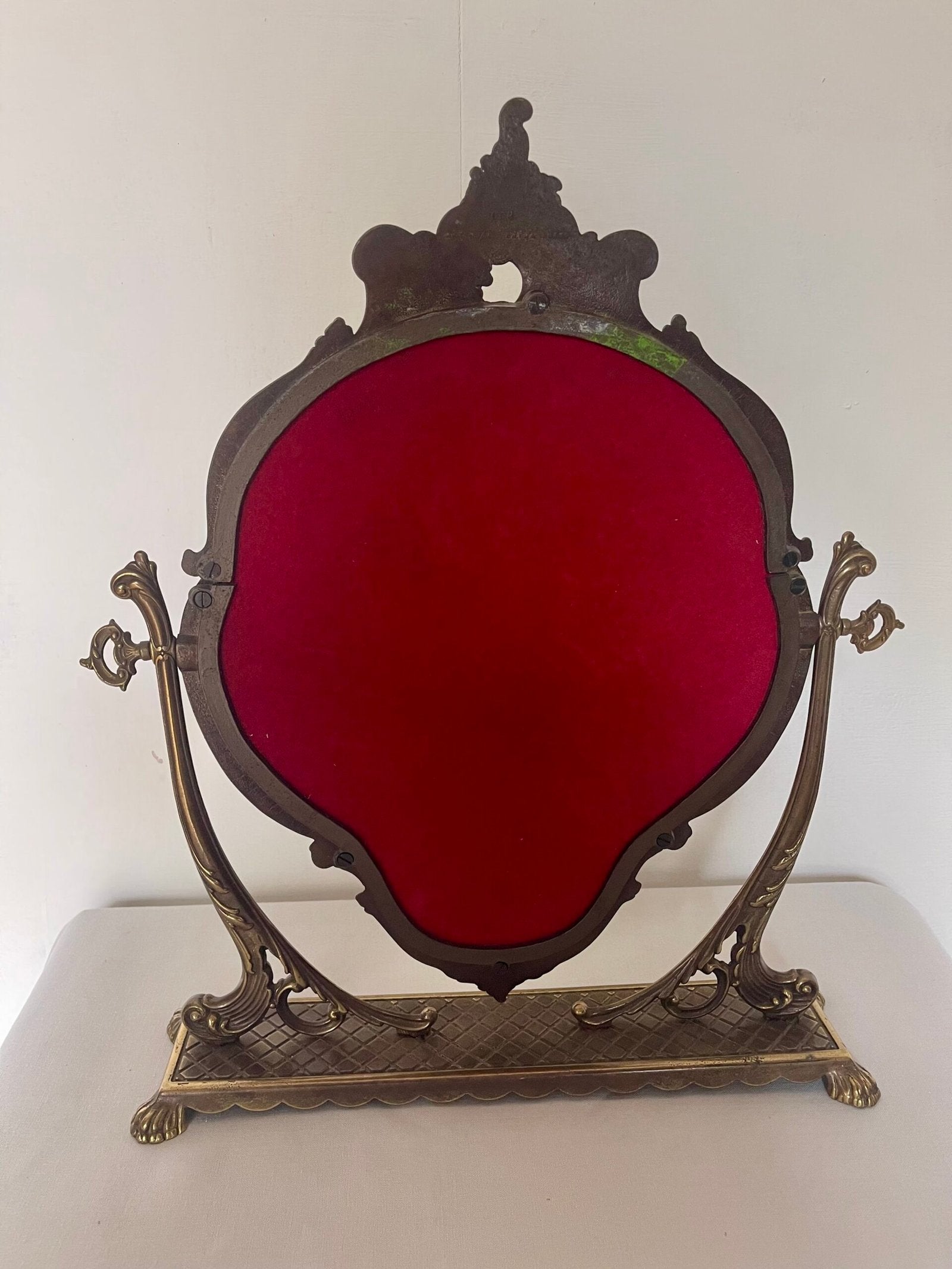 Specchio da tavolo con cornice barocca in ottone