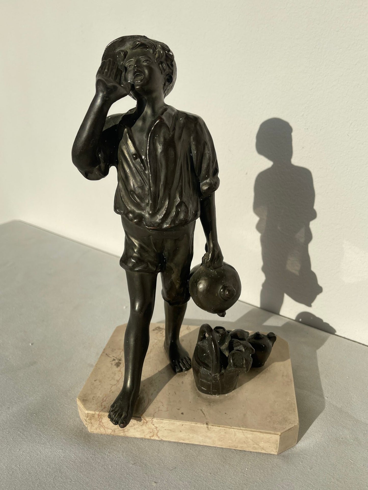 Scultura in Bronzo – Ragazzo con Brocca e Frutta su Base in Marmo