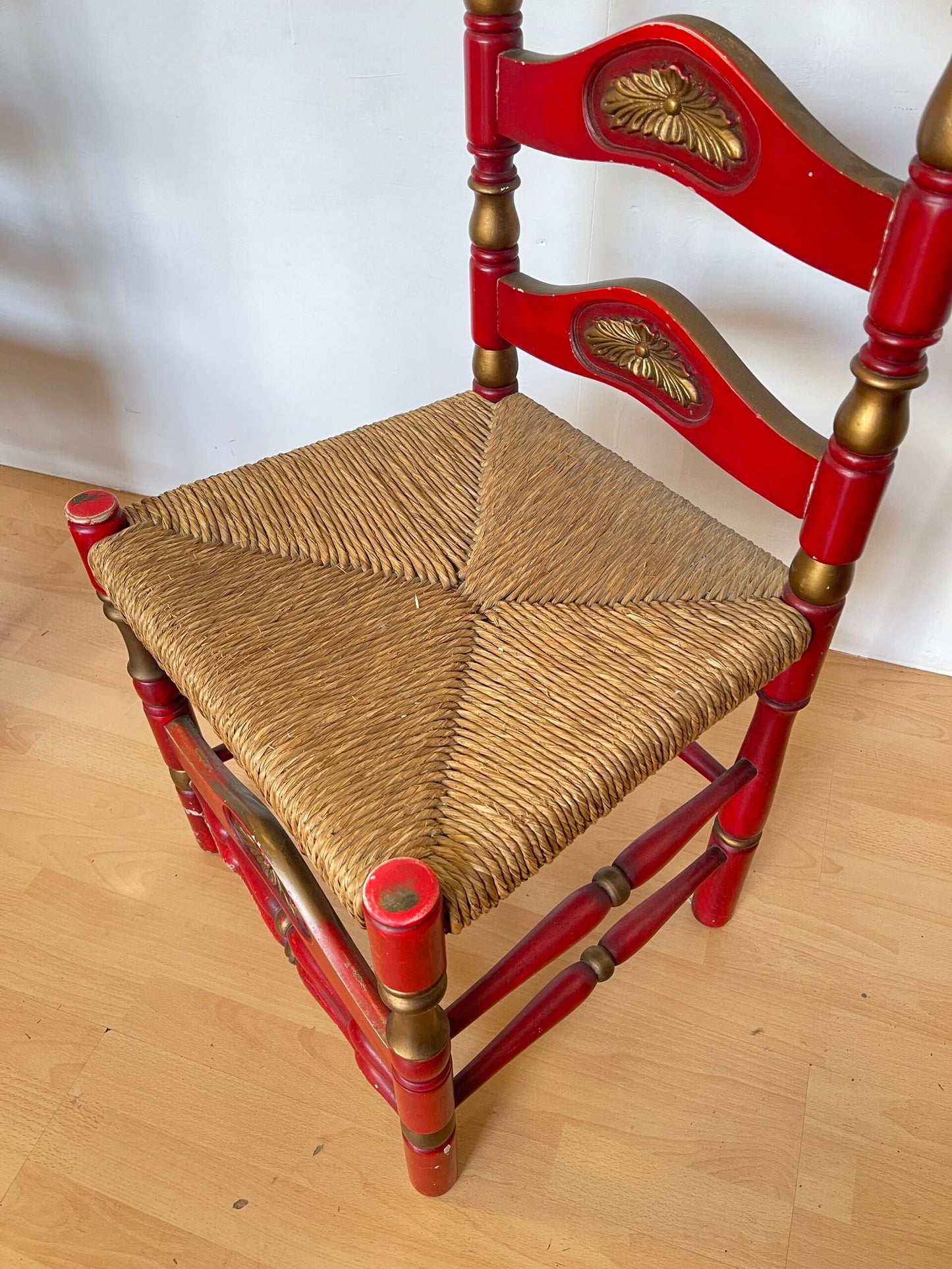 Coppia di Sedie Neoclassiche in Legno Rosso con Dettagli Dorati e Sedile in Paglia