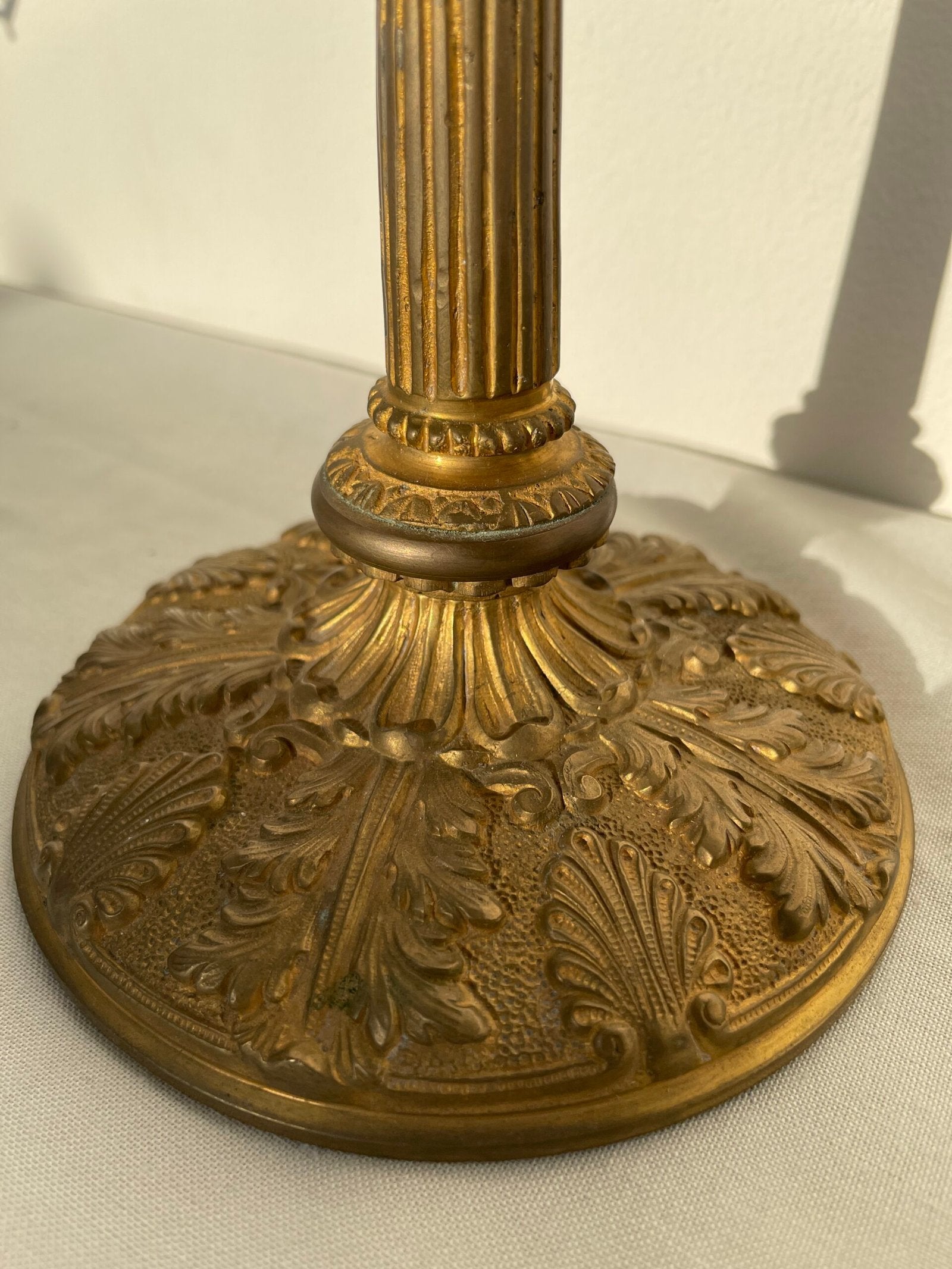 Elegante Coppia di Candelabri in Bronzo Dorato