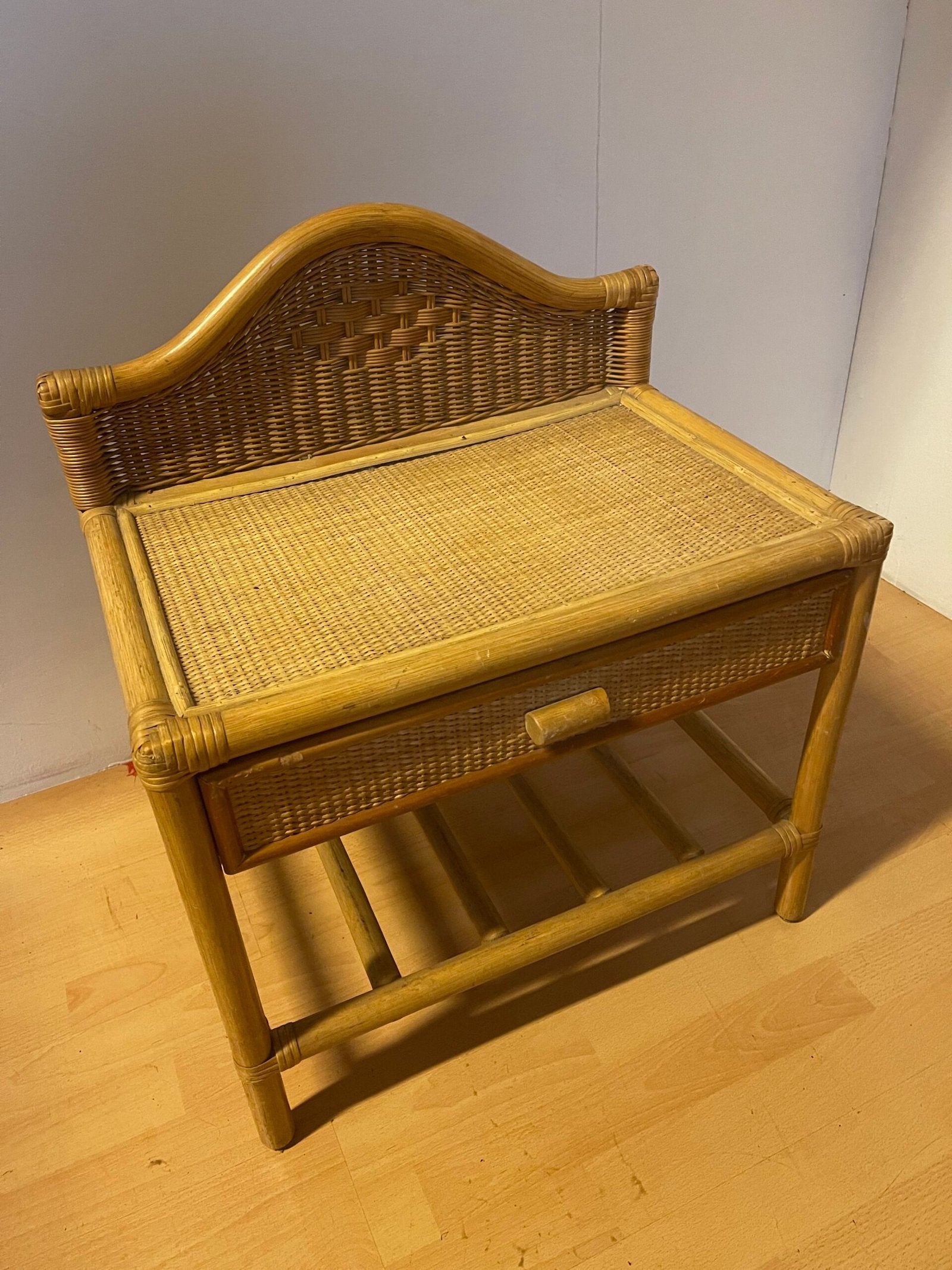 Comodino in bambù e rattan intrecciato