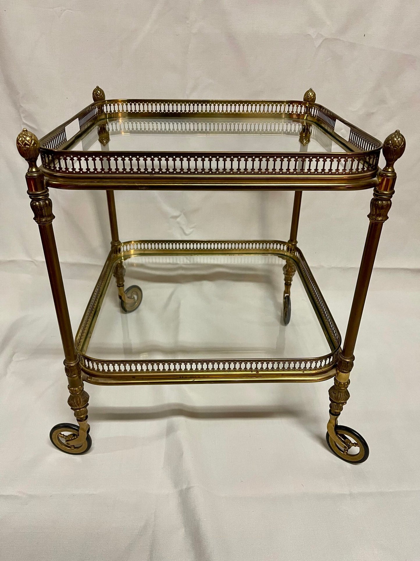 Carrello da tè in stile Impero con struttura in ottone e ripiani in vetro
