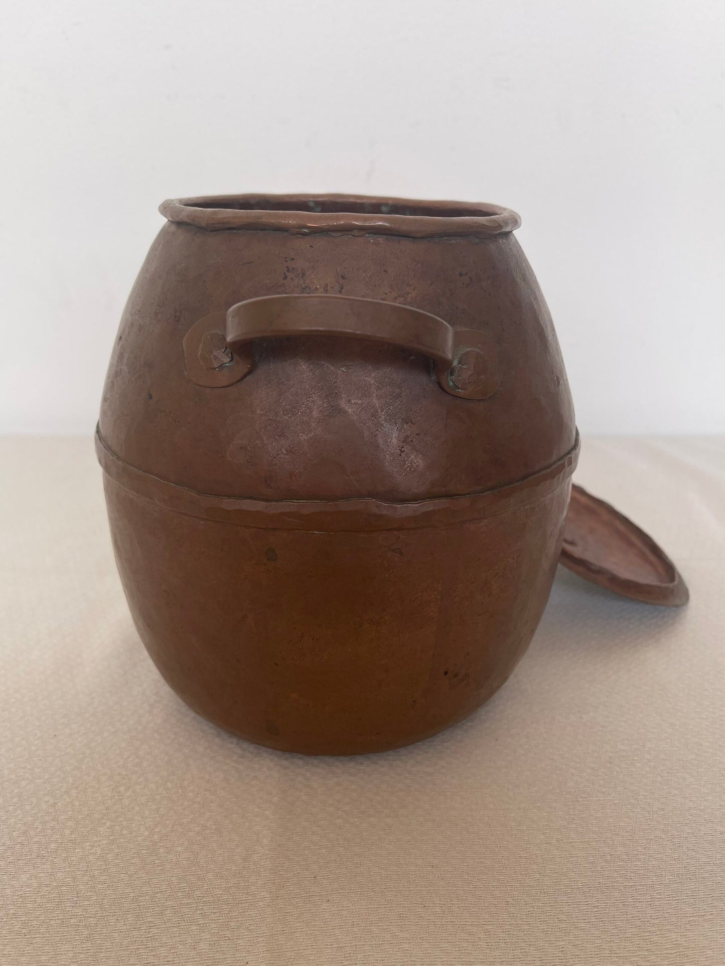 Pentolone / Contenitore Antico in Rame Battuto con Coperchio