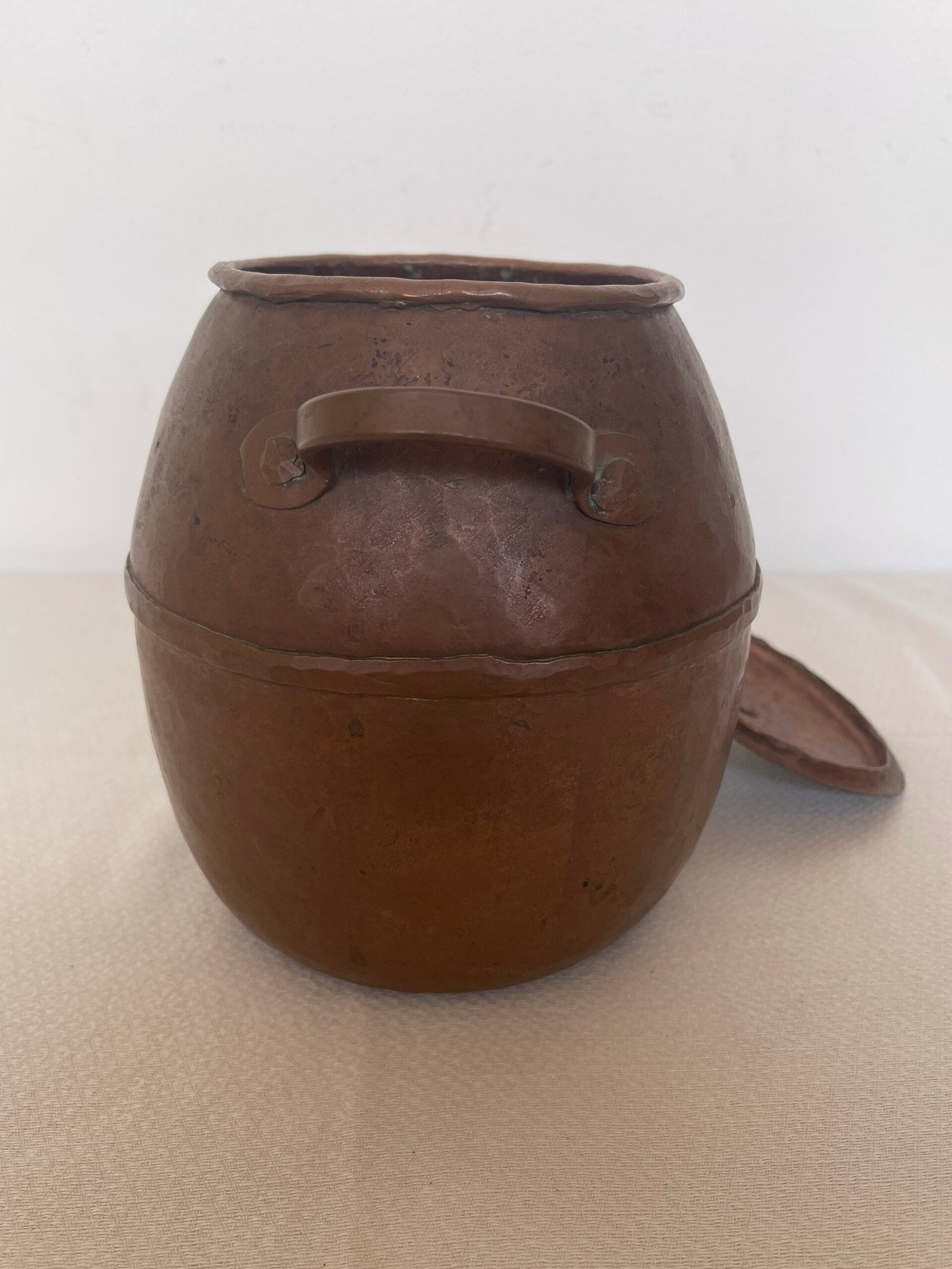 Pentolone / Contenitore Antico in Rame Battuto con Coperchio