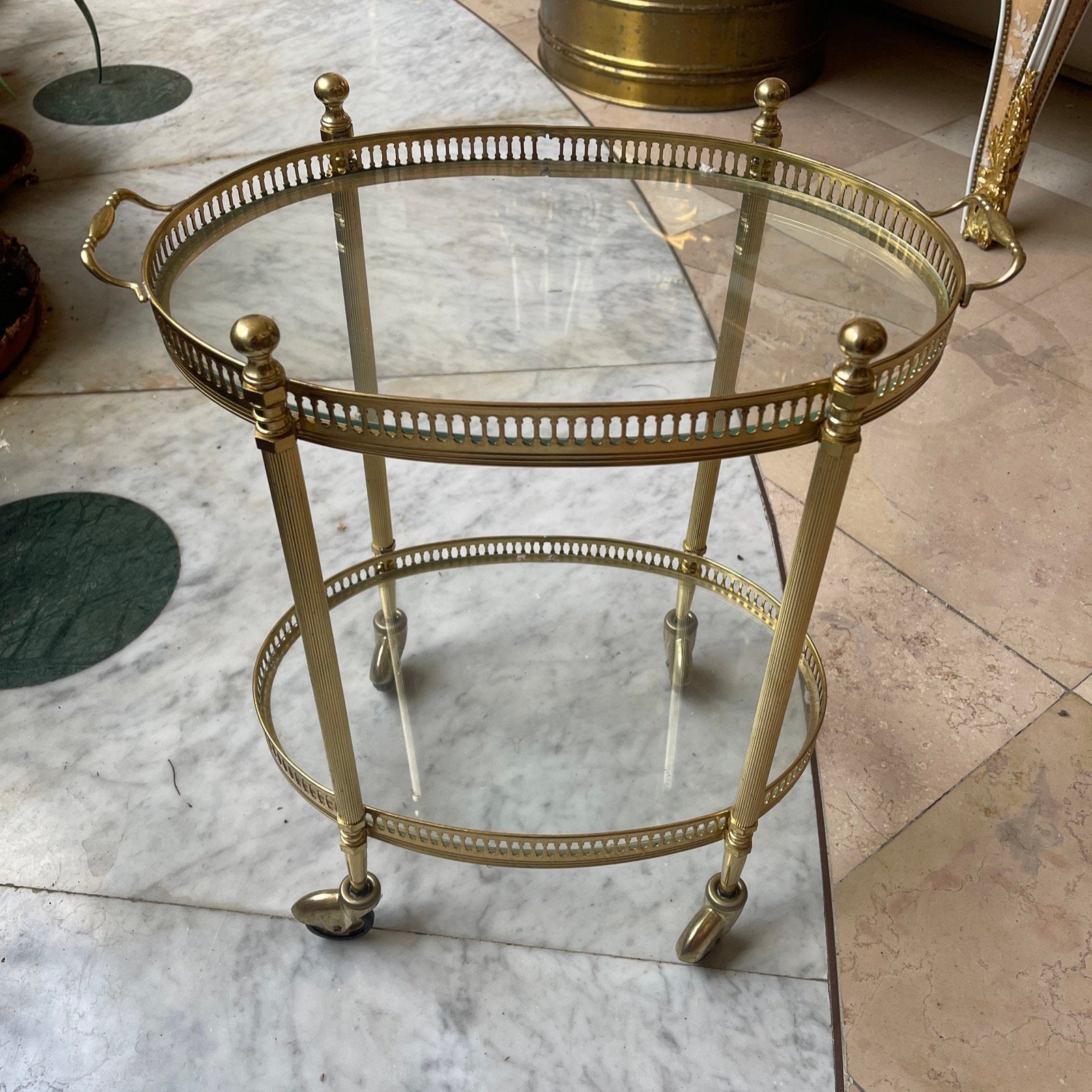 Piccolo carrello bar ovale in ottone anni '70 italiano