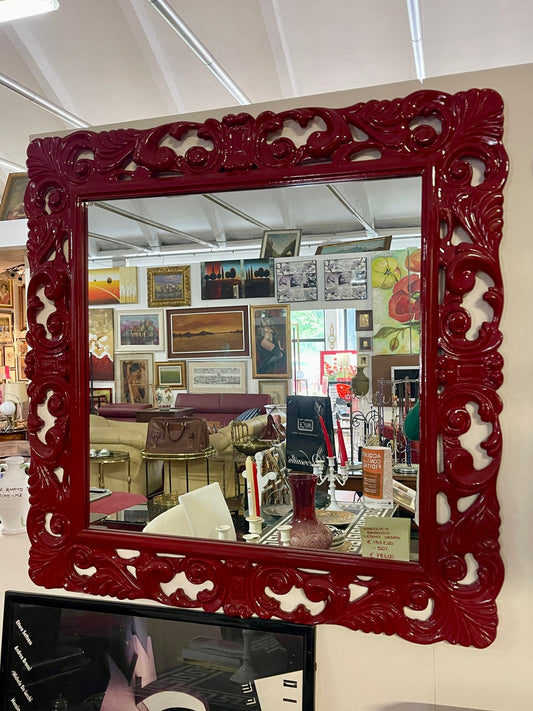 Specchio con cornice intagliata in legno verniciato rosso vintage