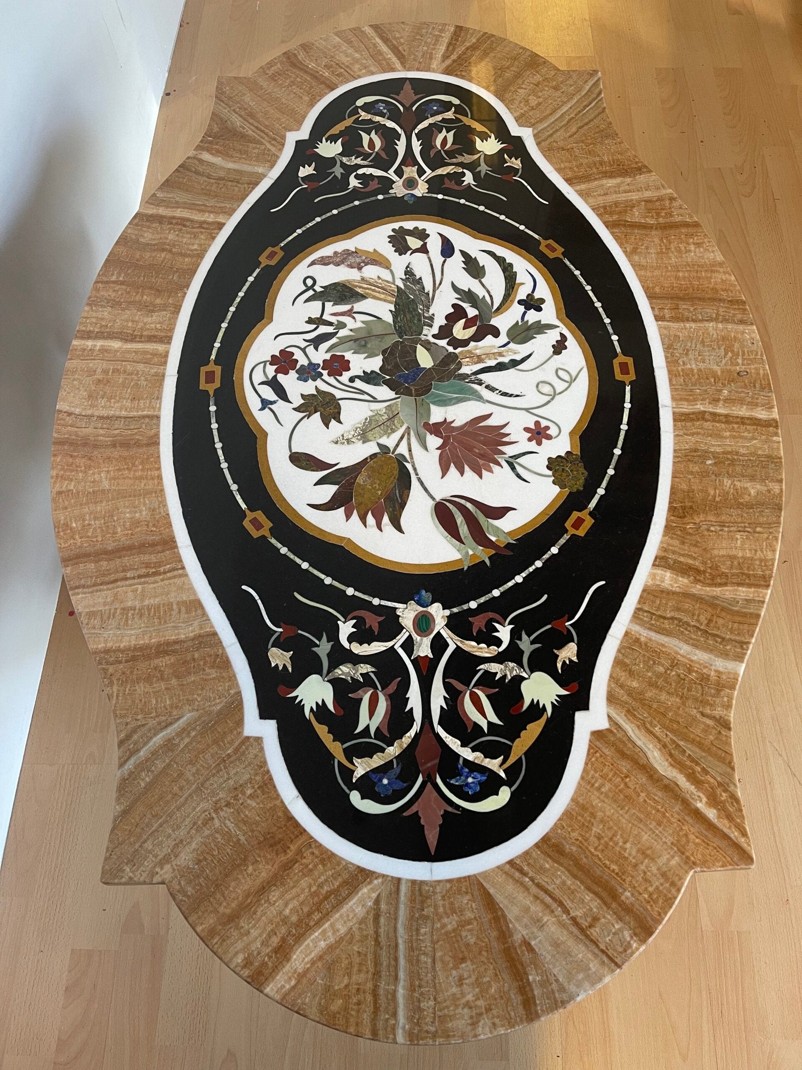 Tavolo esotico con base scolpita e piano in marmo intarsiato