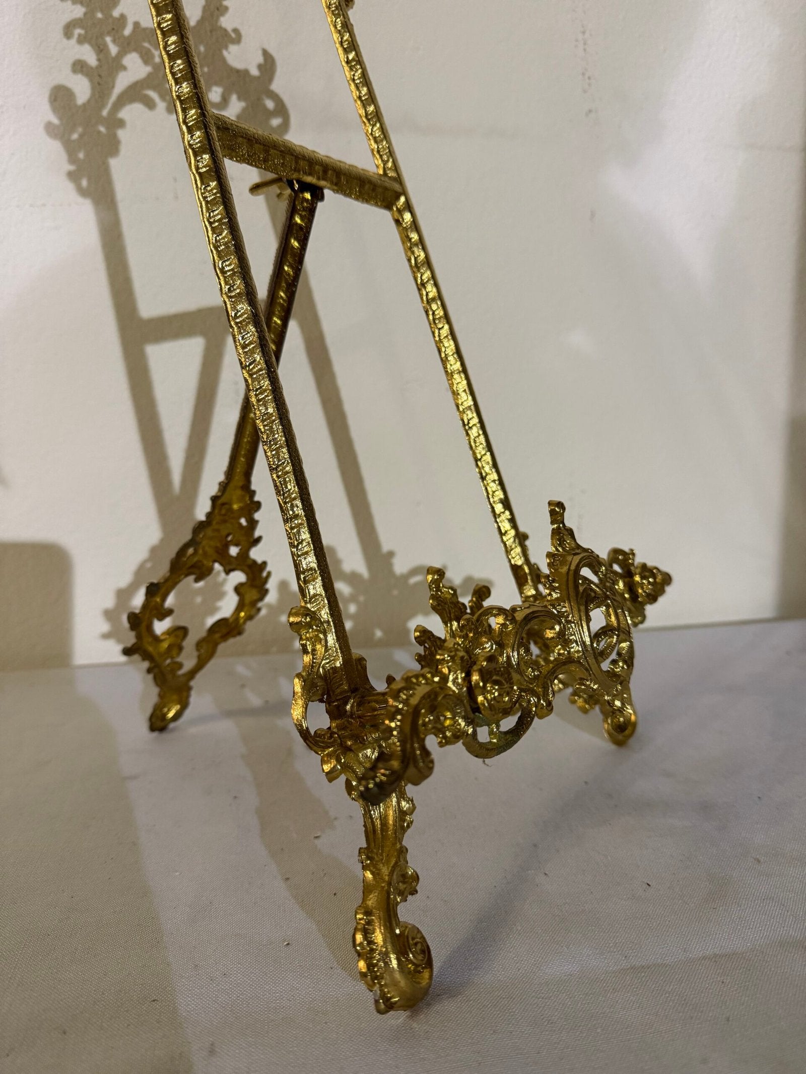 Cornice in bronzo dorato