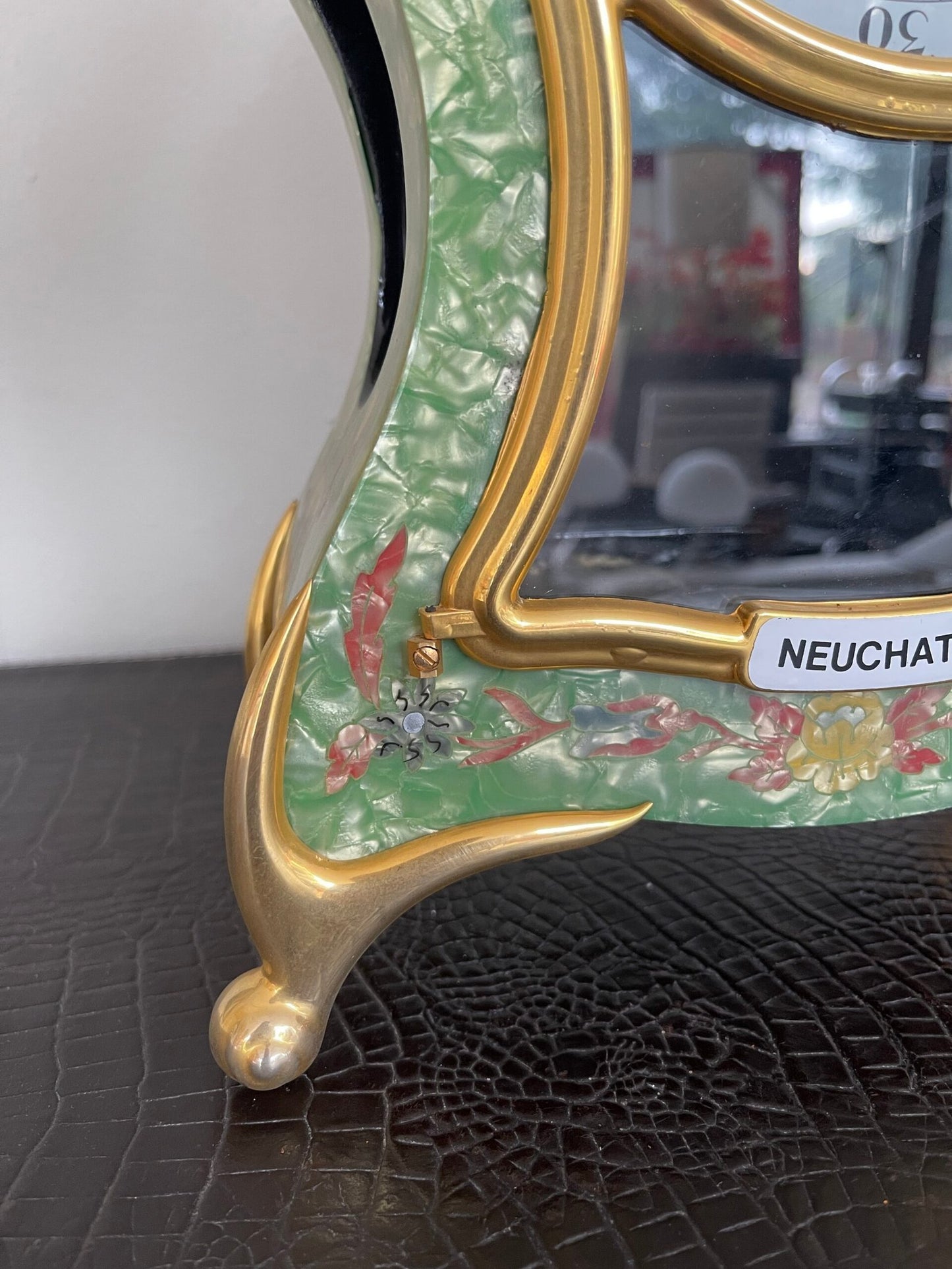 Orologio da Tavolo “Neuchatel” – Elegante con Pendolo e Dettagli Floreali in Stile Antico