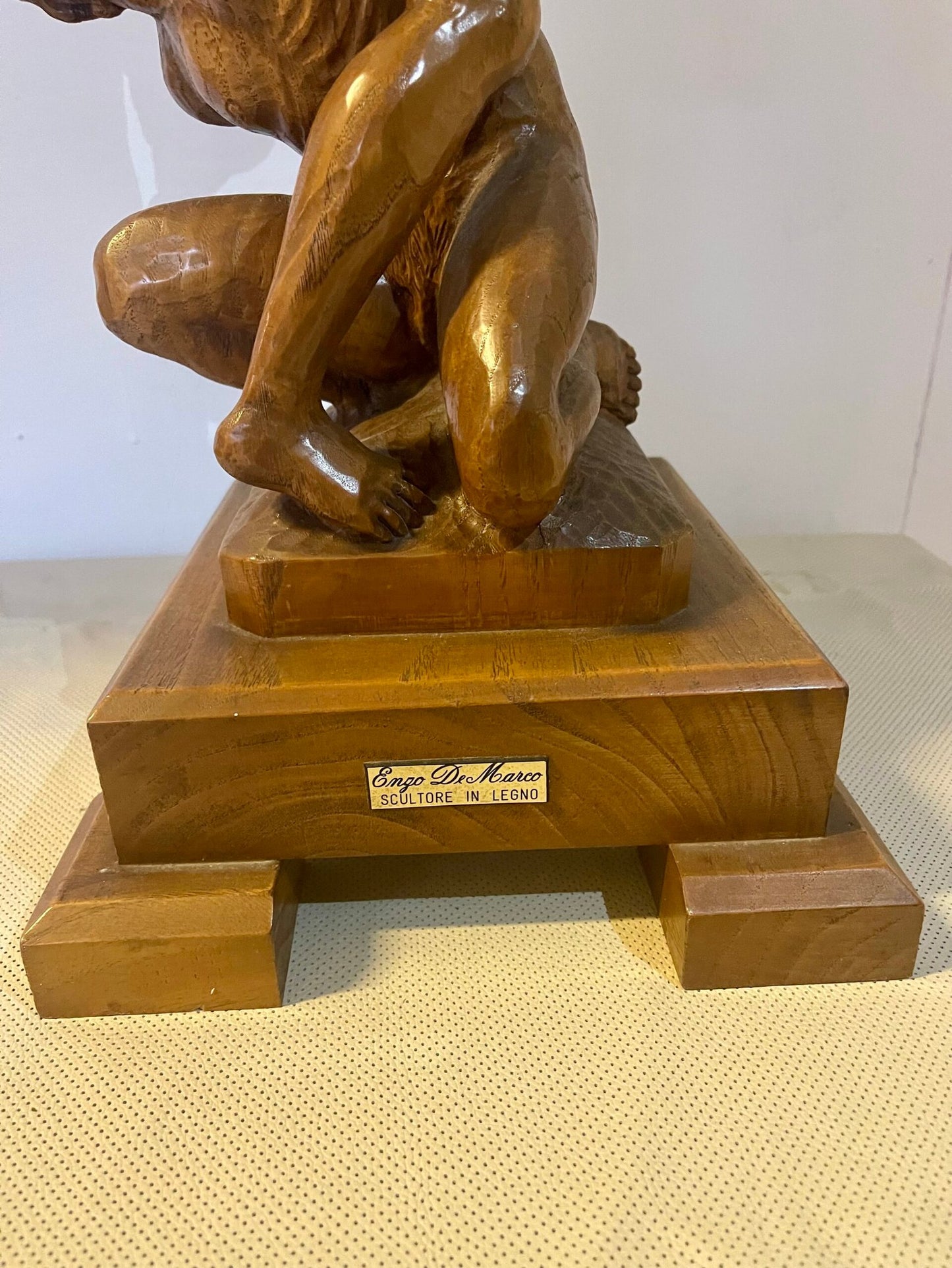 "Luce Neoclassica" - Coppia di lampade da tavolo con figure dorate