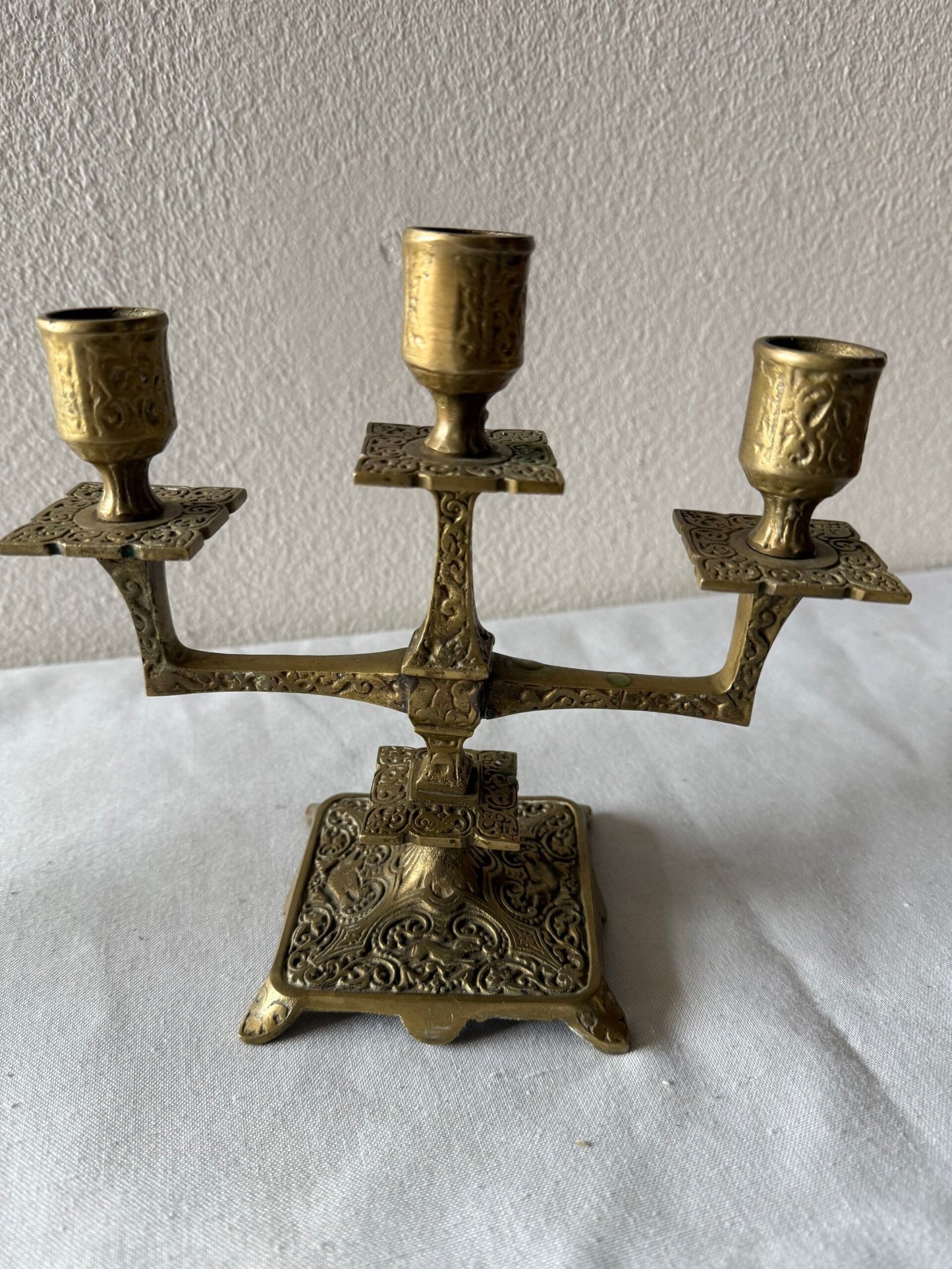 Coppia di Candelabri a Tre Fiamme in Ottone Decora