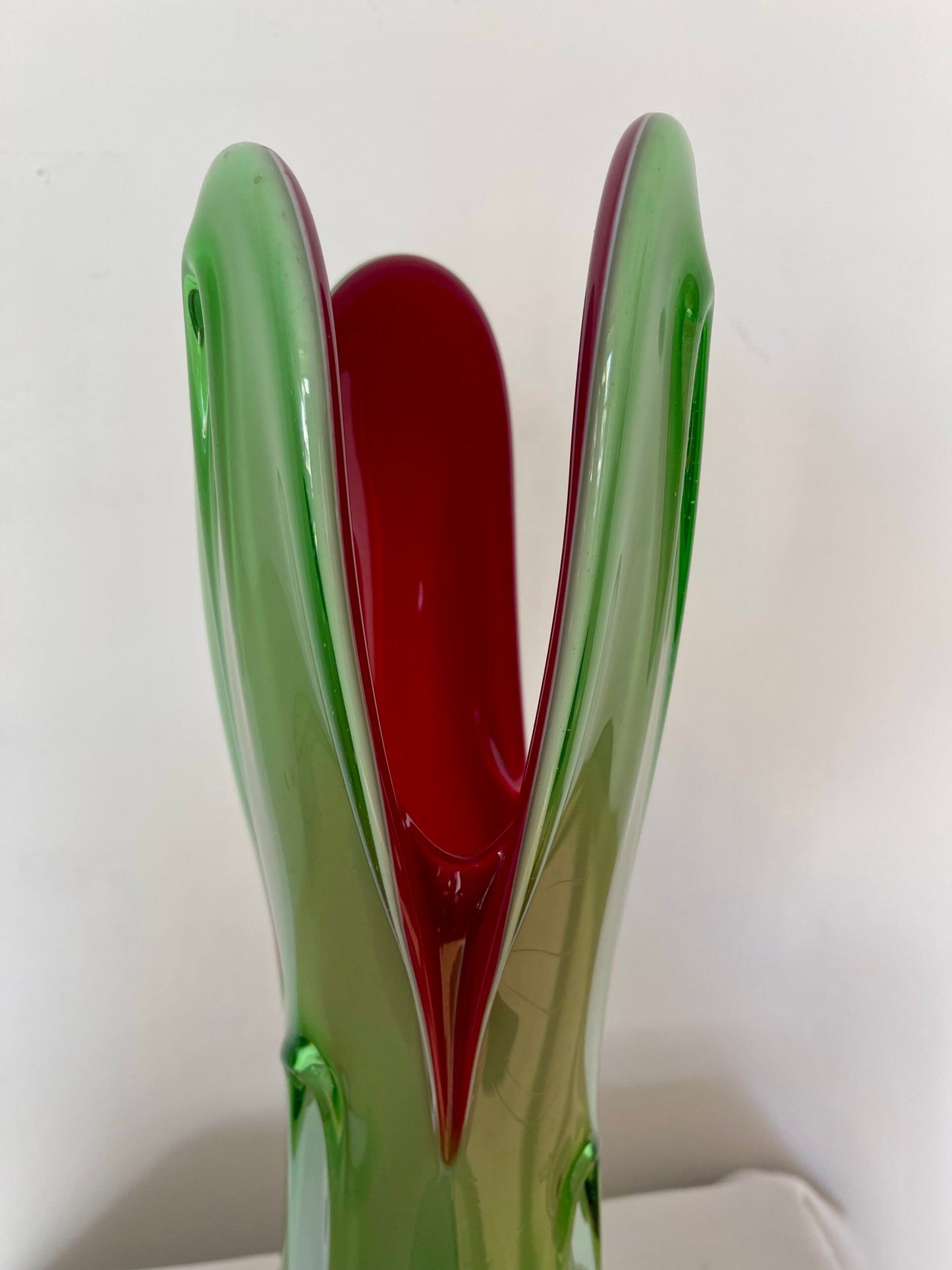 Vaso scultura in vetro artistico verde e rosso con base metallica