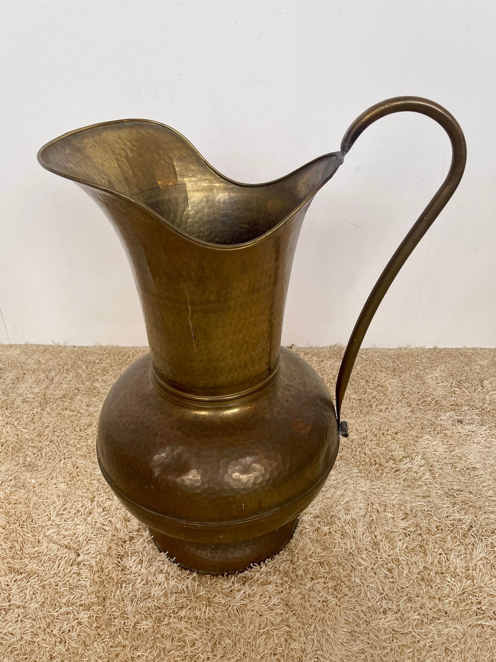 Brocca Antica in Rame Martellato con Manico Curvo – Stile Rustico/Coloniale