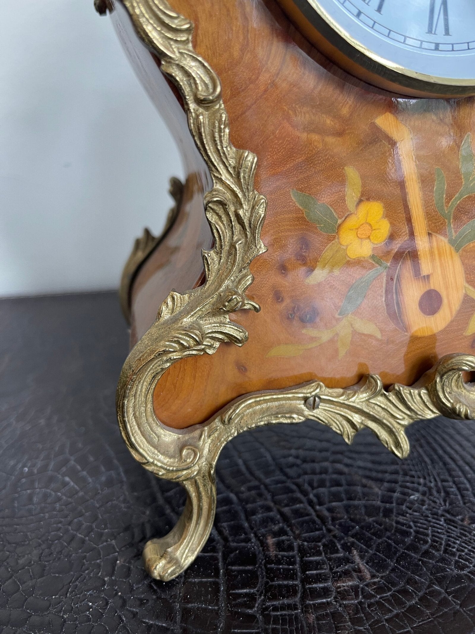 orologio da tavolo in stile classico con Pendolo e dettagli Dorati - Eleganza Senza Tempo