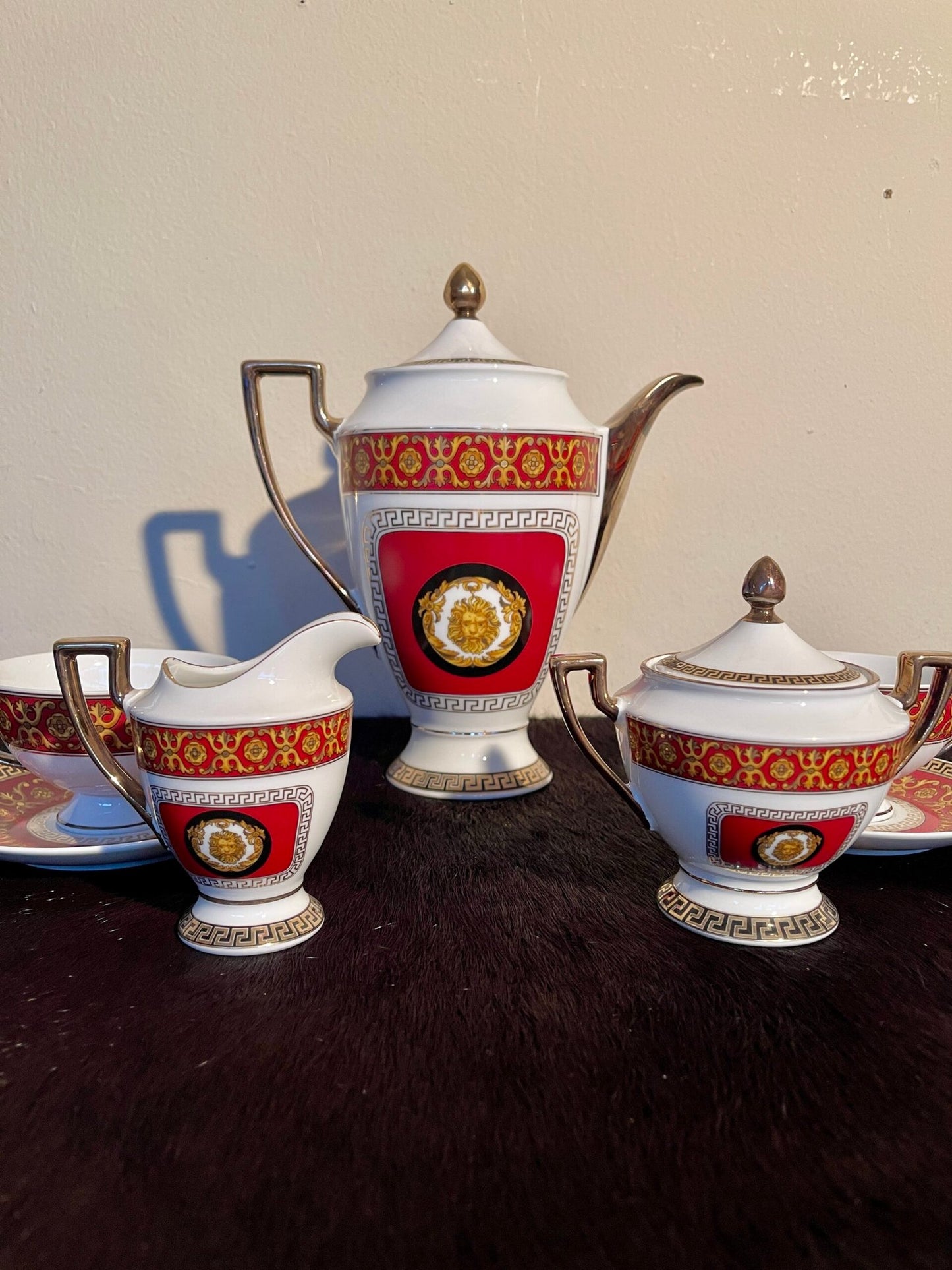 Servizio da Tè/Caffè Versailles in Porcellana Fine – Decoro Rosso e Oro Stile Classico