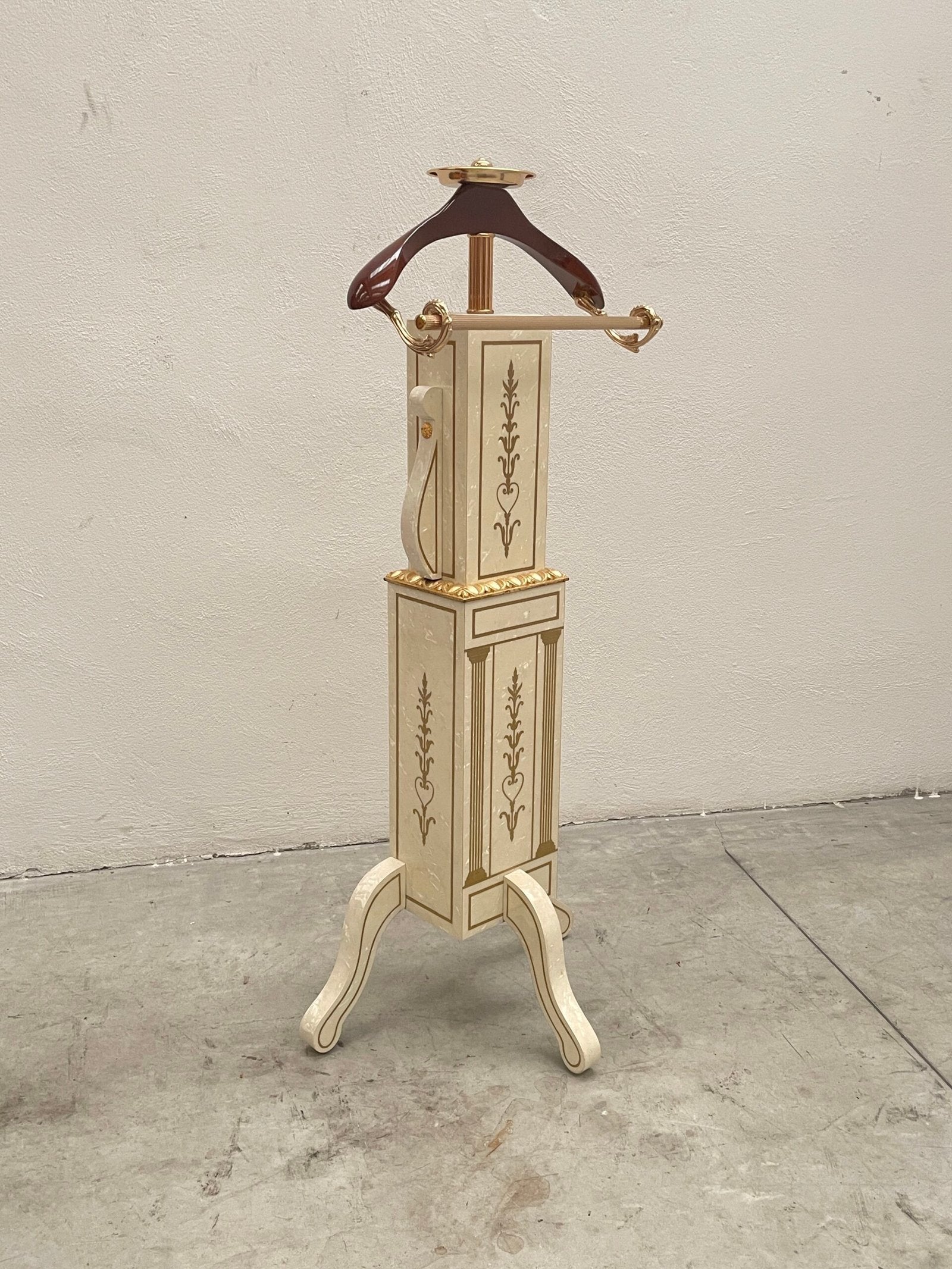 Attaccapanni Servomuto in stile neoclassico con Intarsi Dorati e Dettagli in Ottone - Eleganza e Funzionalità