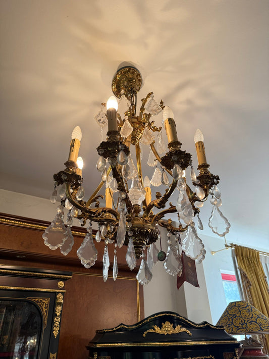 Elegante lampadario in bronzo dorato con pendenti in cristallo molato