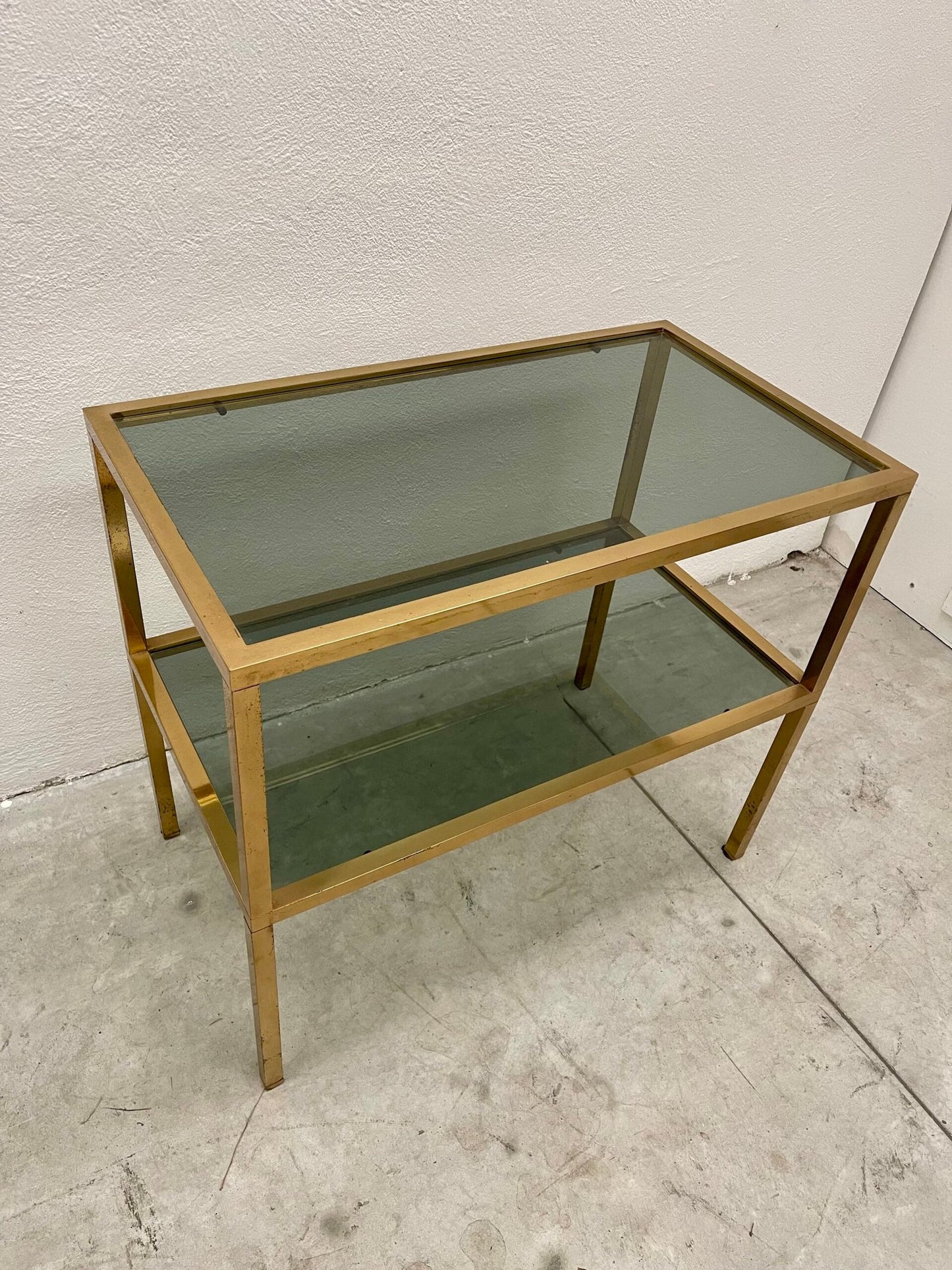 Tavolino moderno in vetro fumé e metallo dorato