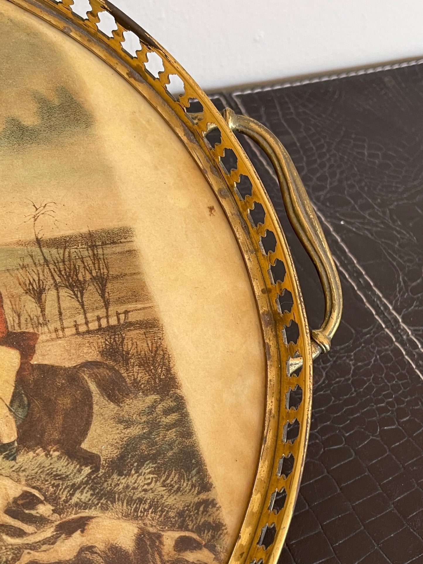 Vassoio ovale in metallo dorato è un pezzo unico che cattura l’essenza della tradizione e del fascino vintage.