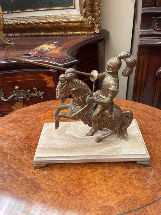 Scultura in bronzo – Cavaliere medievale in armatura su cavallo