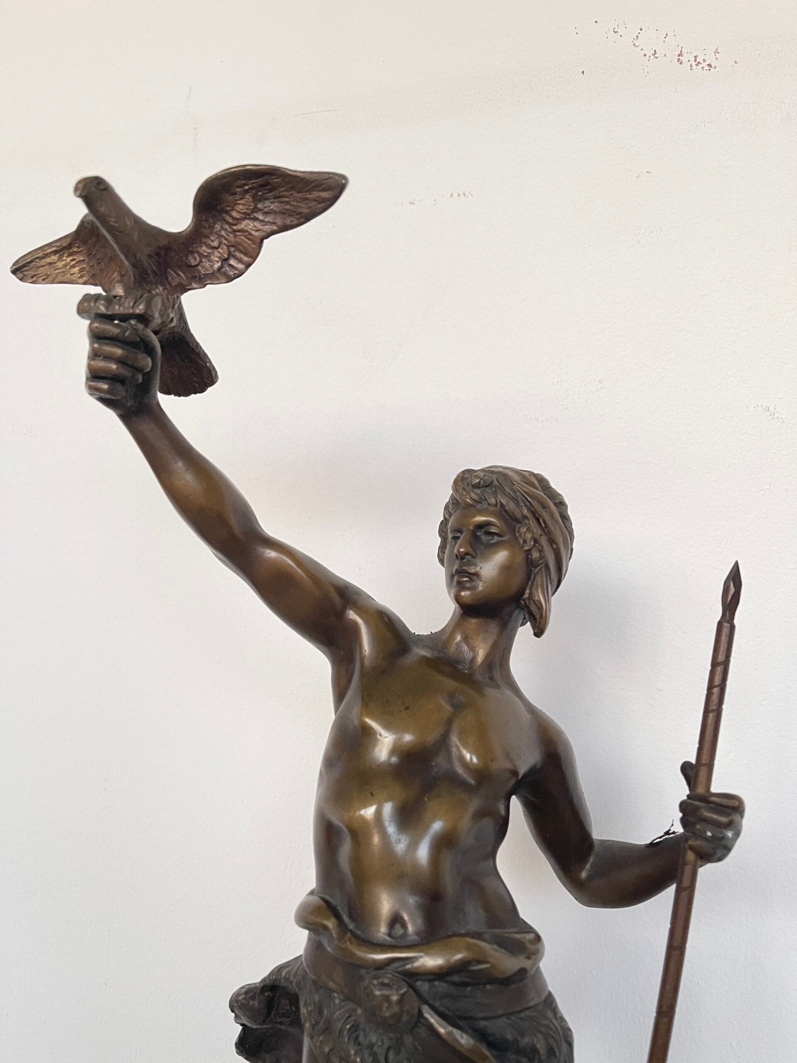 Statua in Bronzo – Giovane Guerriero con Uccello e Lancia su Base in Marmo