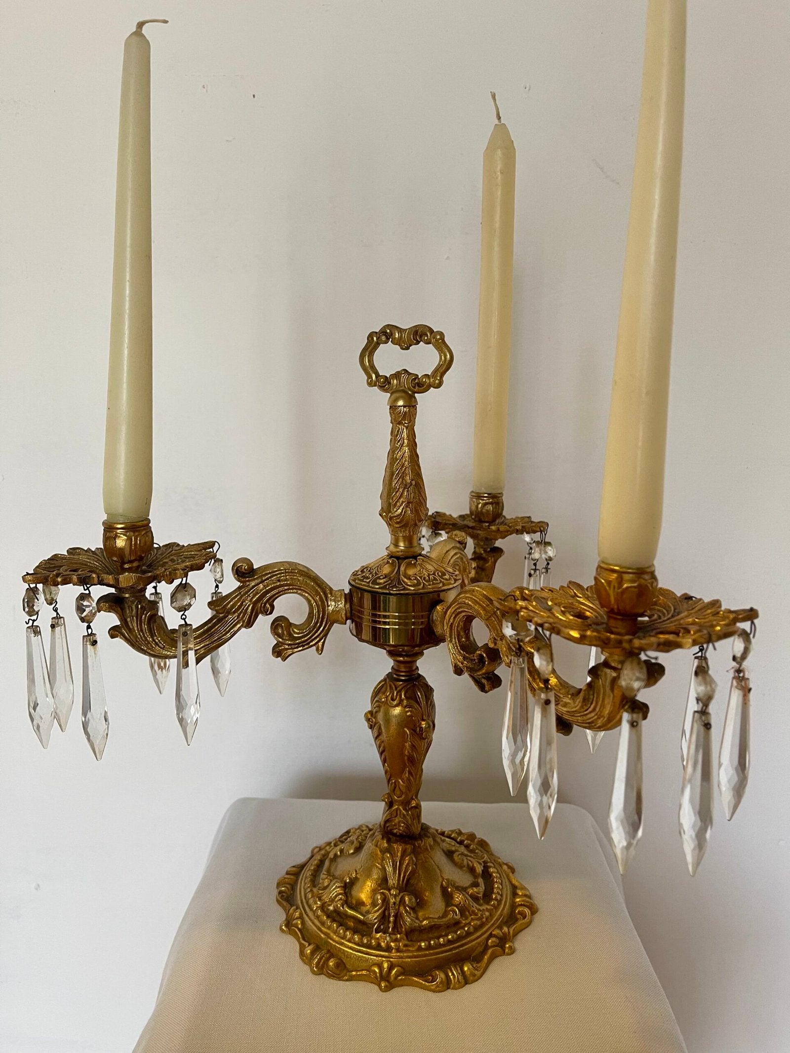 Candelabro in bronzo dorato con pendagli in cristallo