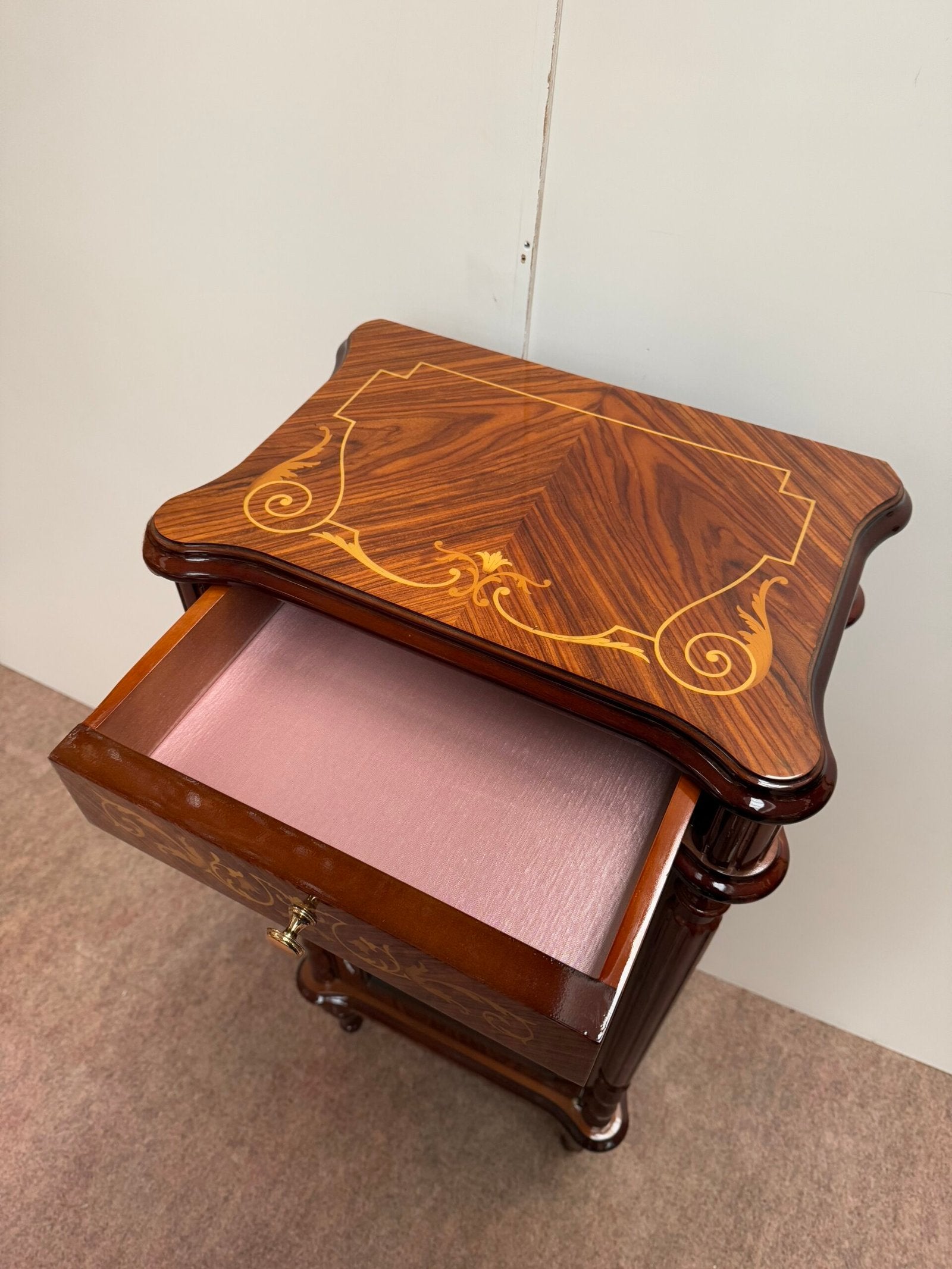 Credenza Alta con Intarsi e Finitura Lucida