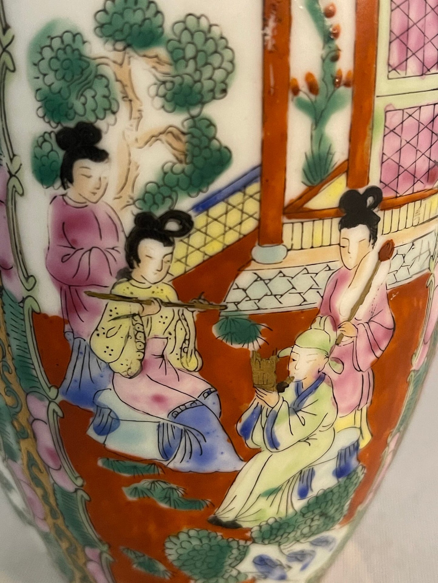 Vaso Cinese in Porcellana con Scene Tradizionali e Decorazioni Floreali