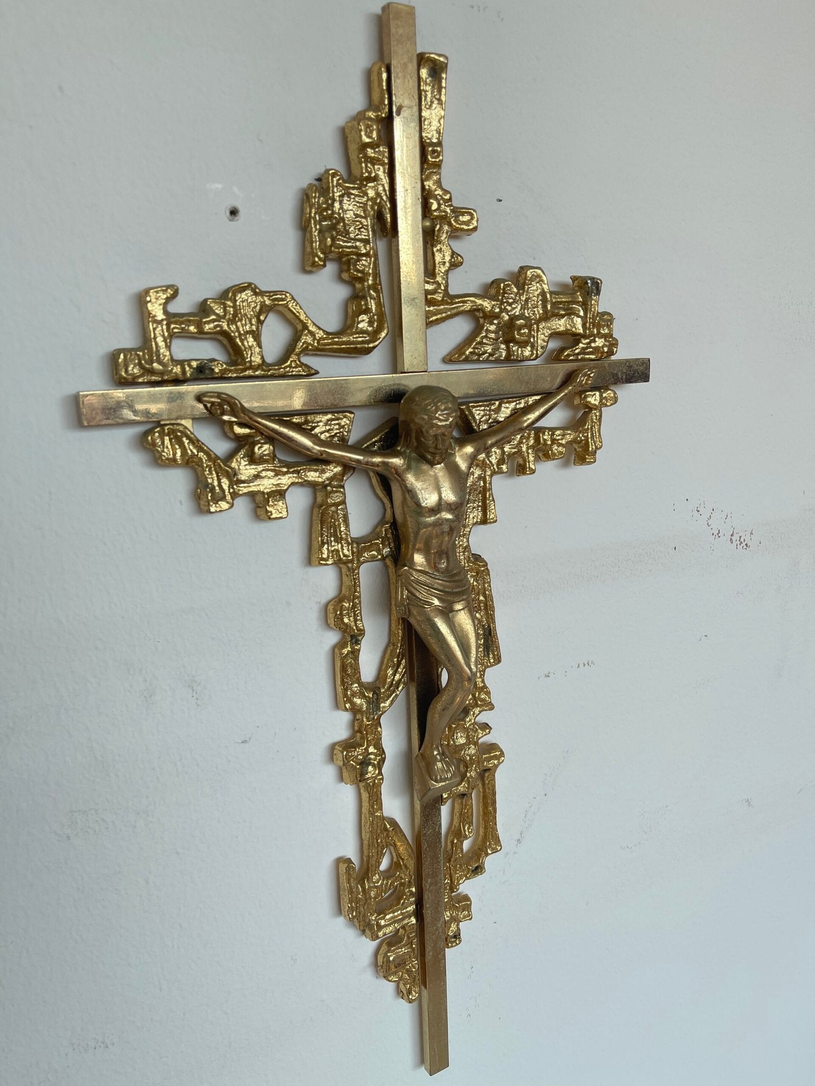 Crocifisso in bronzo dorato - stile elegante e moderno