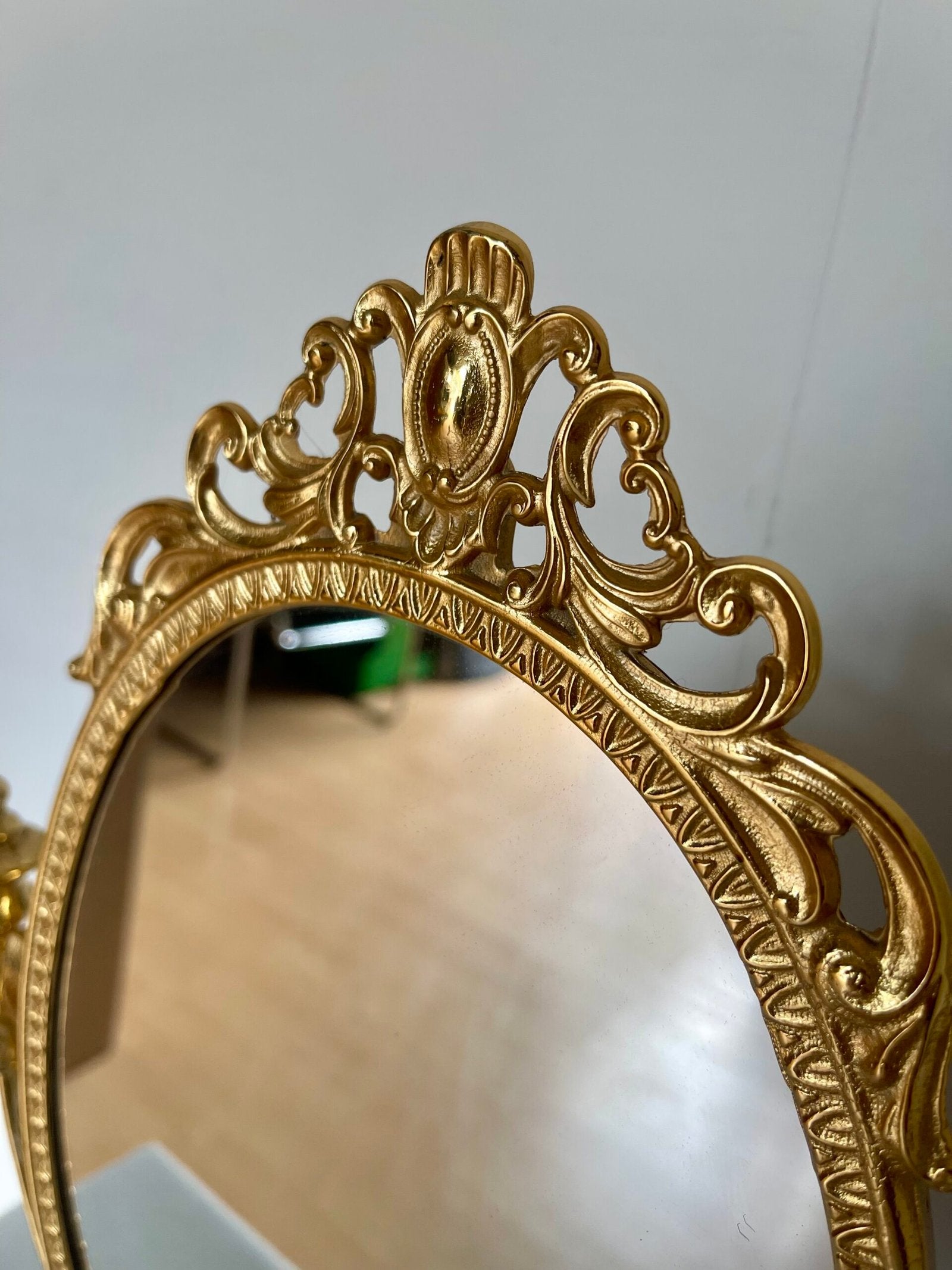 Specchio da tavolo con cornice in ottone lavorato