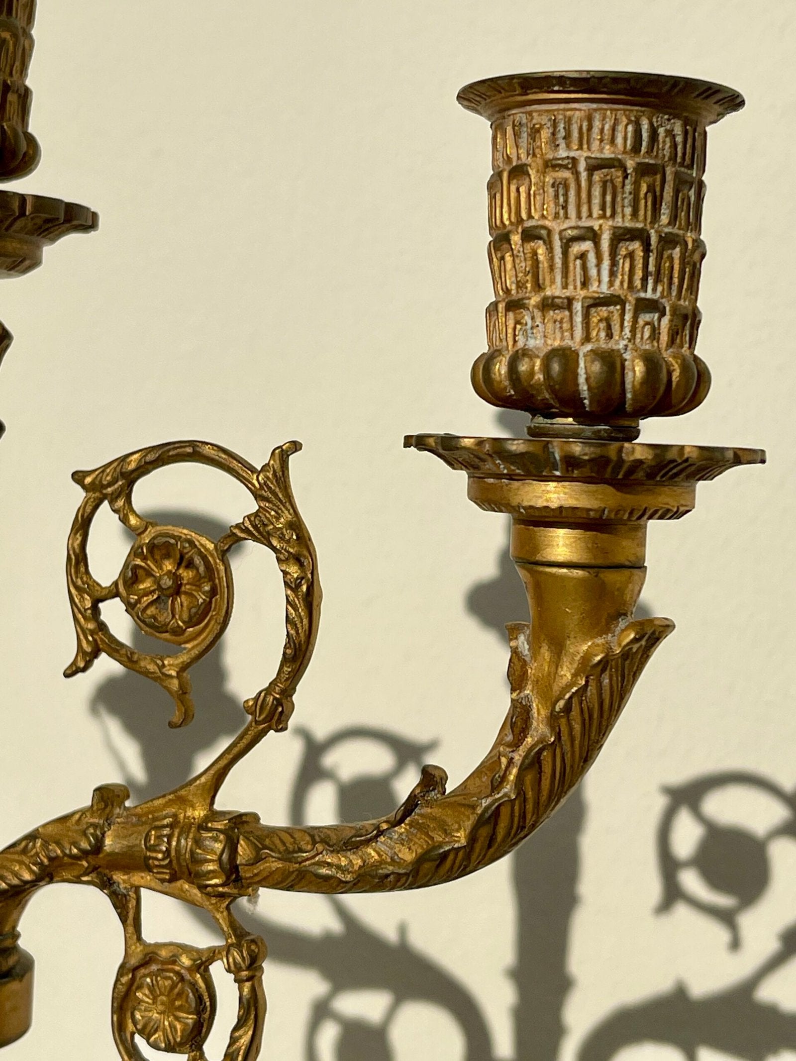 Elegante Coppia di Candelabri in Bronzo Dorato