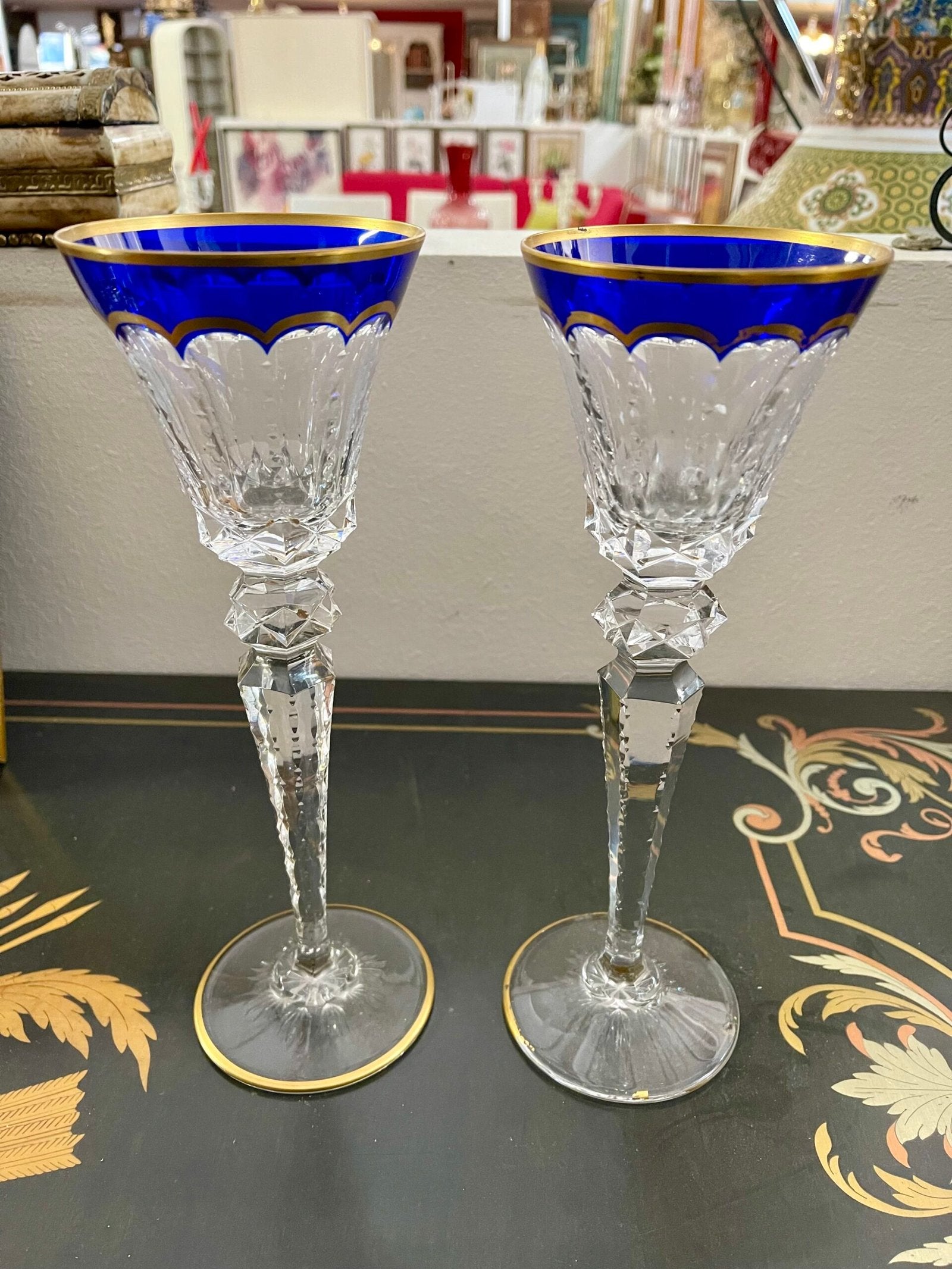 Coppia di calici in cristallo con bordo blu e dorato
