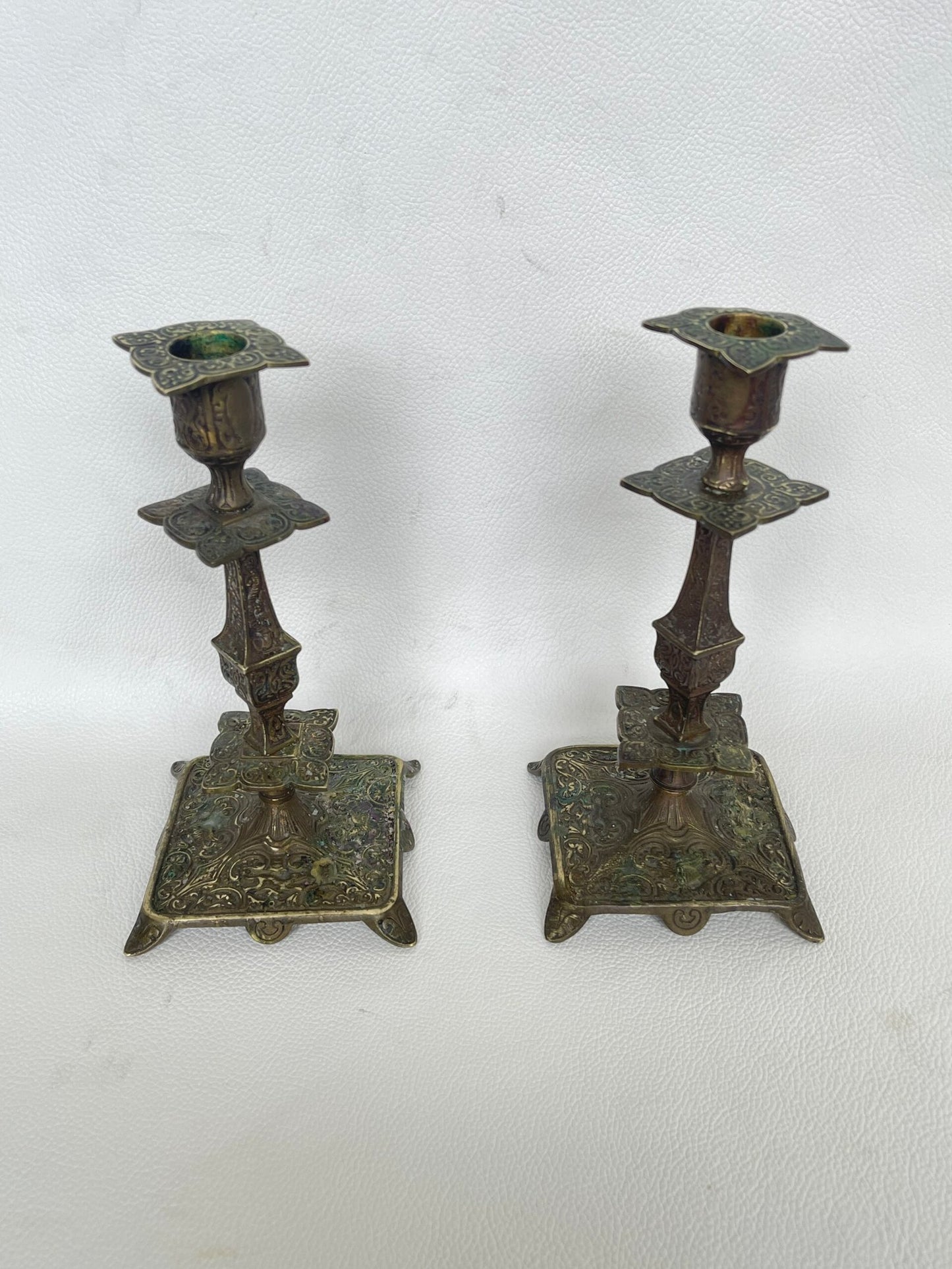 Coppia di Candelieri Antichi a Bronzo Cesellato «Epoca Vittoriana»