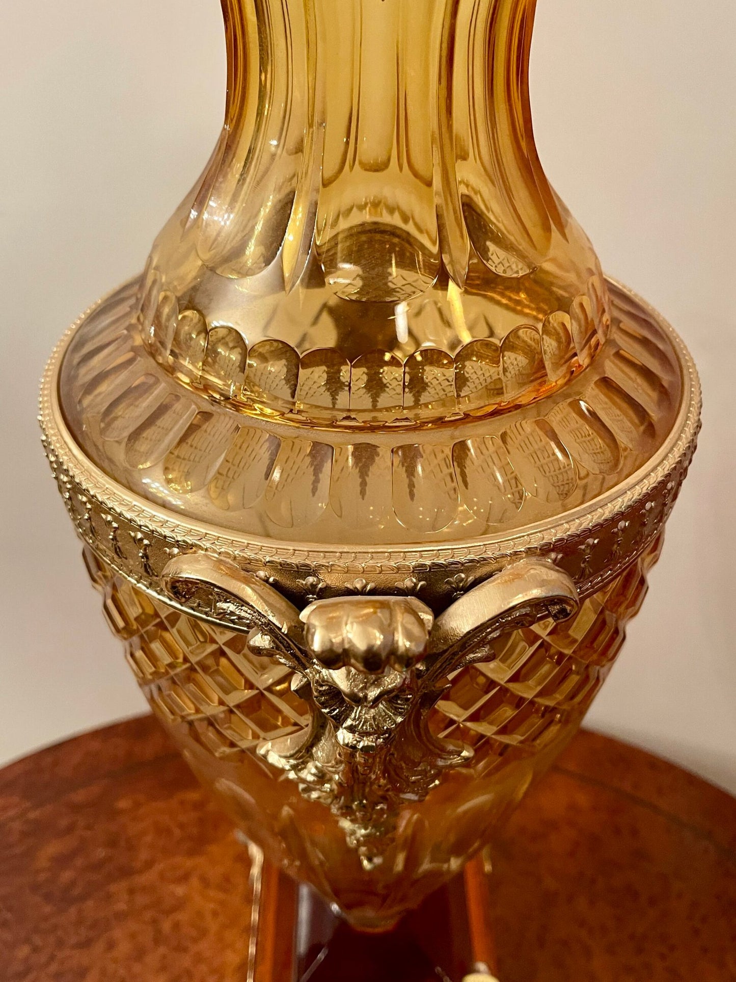Vaso in cristallo ambra con decorazioni dorate – design elegante