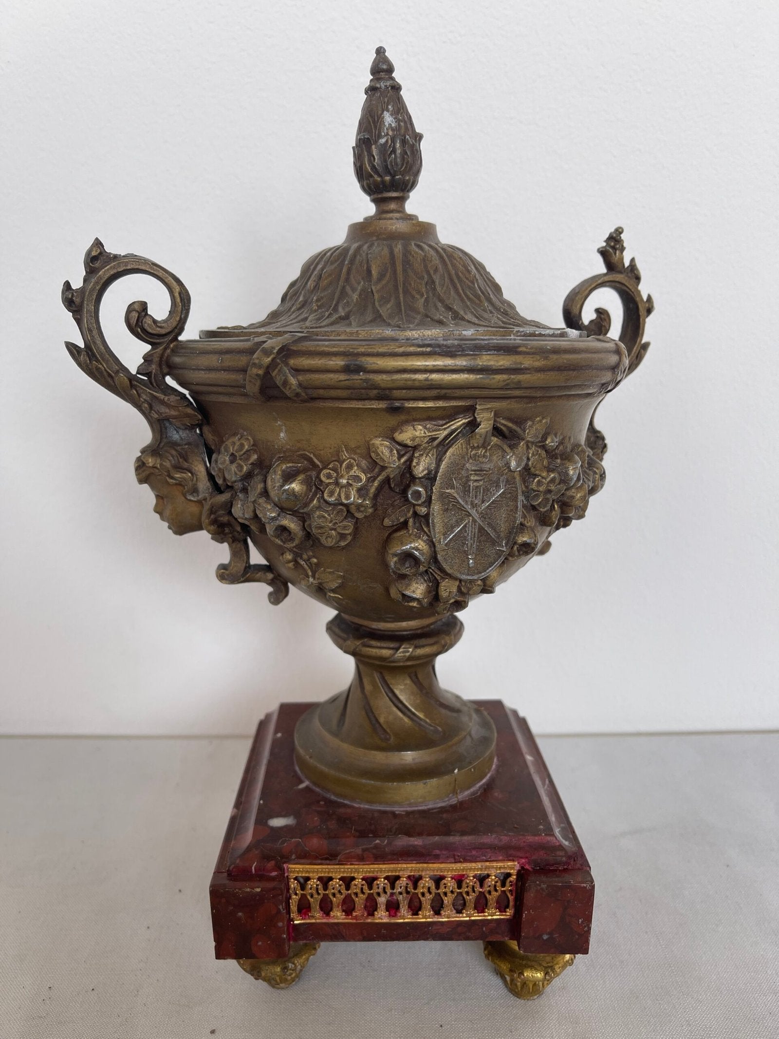Antico vaso coperto in bronzo dorato con base in marmo rosso – stile neoclassico