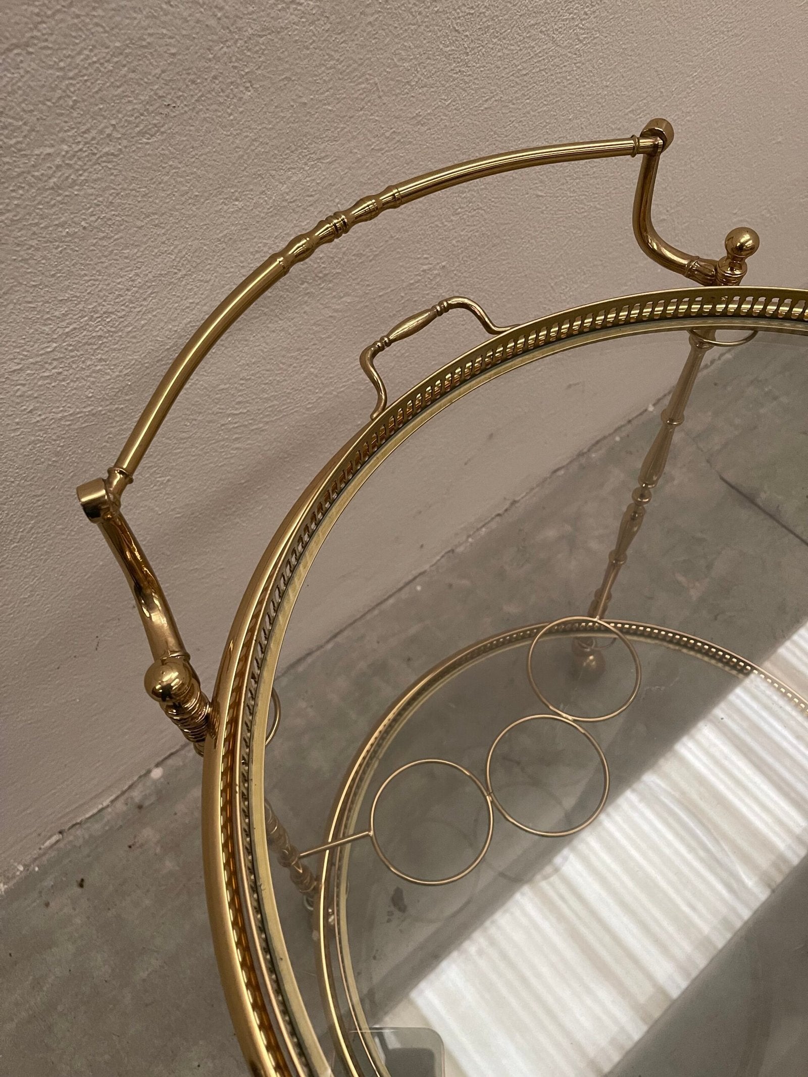 Carrello da tè rotondo in ottone e vetro