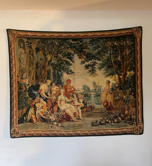 Straordinario arazzo, in stile rococò, è un capolavoro di arte tessile, raffigurante una scena lussuosa di nobili e fiori in un giardino incantato.