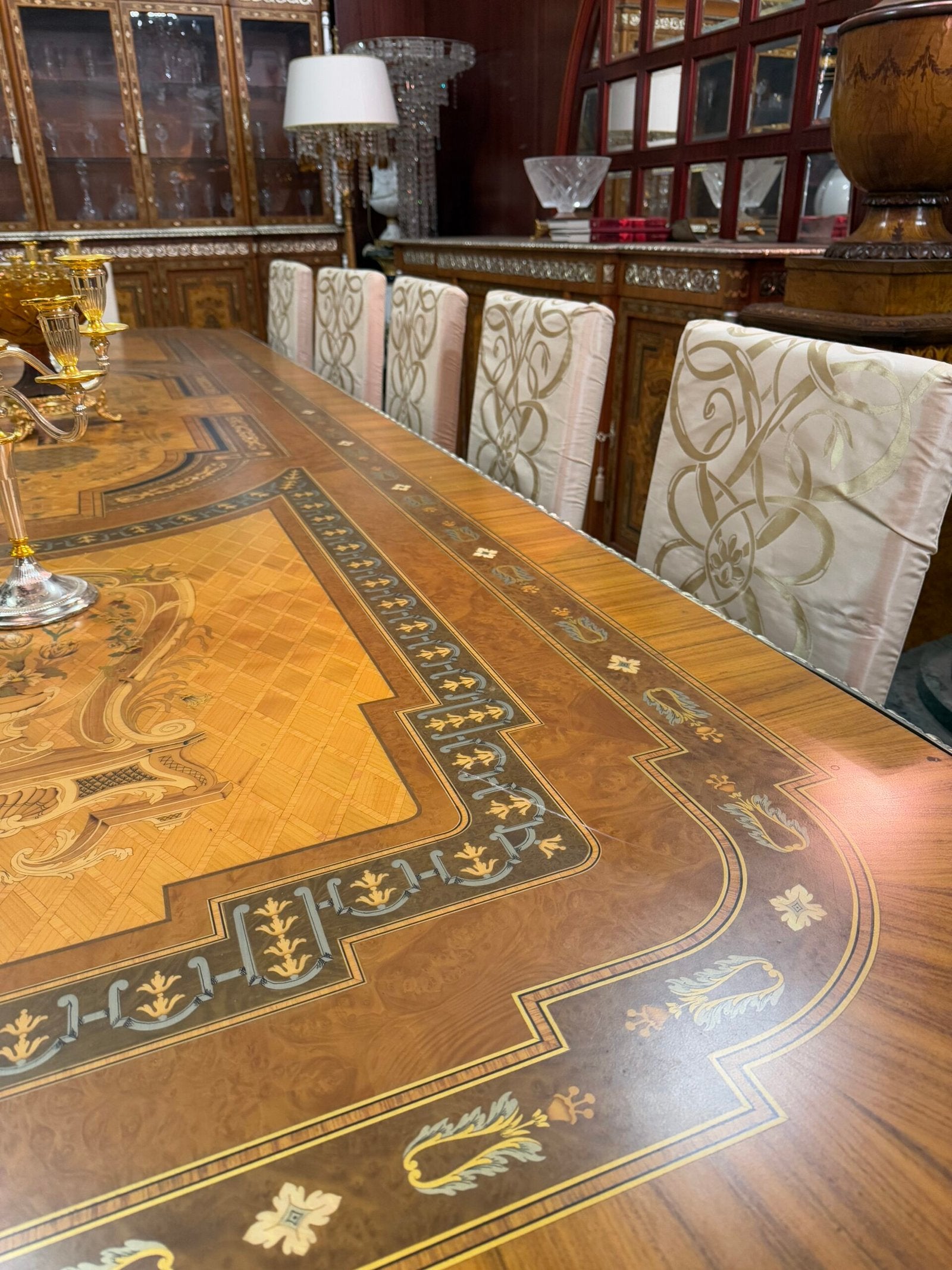 Tavolo da Pranzo Intarsiato e Sedie Imbottite con Coprisedia