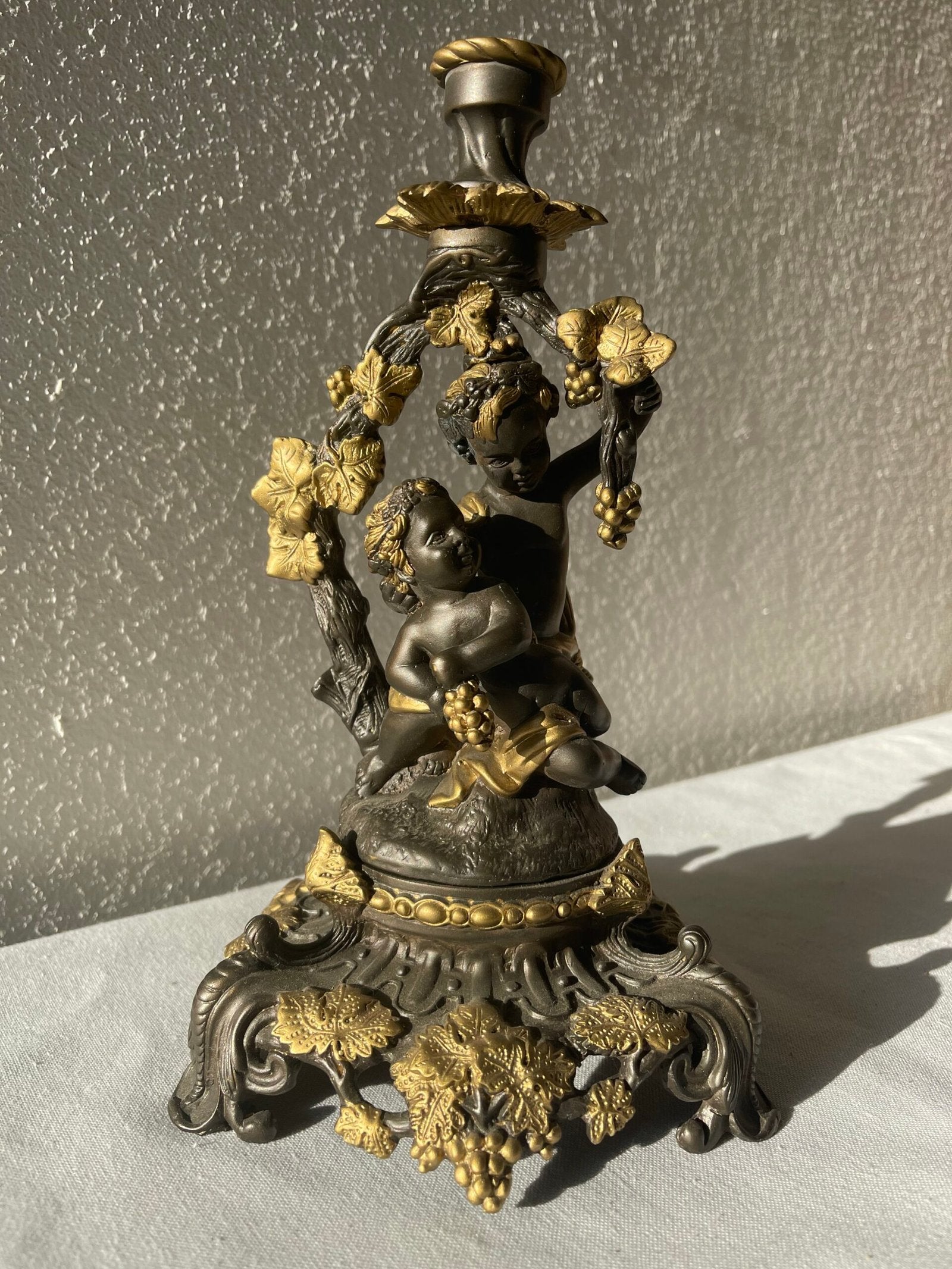 Candelabro con Putti e Motivi Viticci