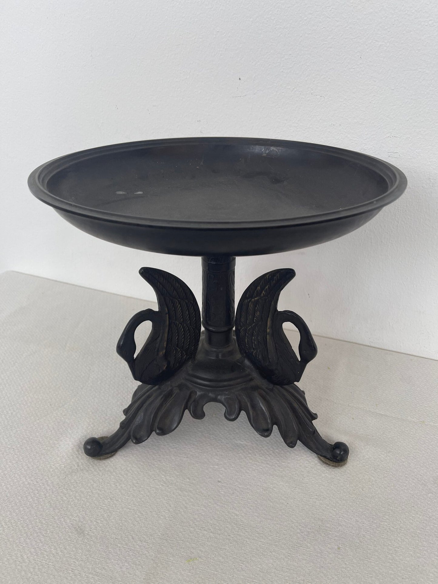 lzata in Metallo Nero con Decoro a Cigni – Stile Neoclassico