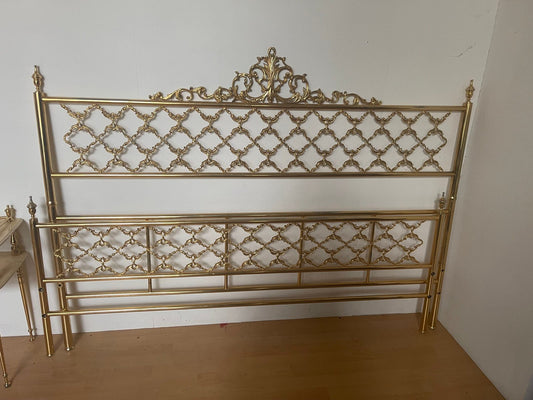 Coppia di Tavolini d’Appoggio «Regina» in Metallo Dorato e Marmo Chiaro