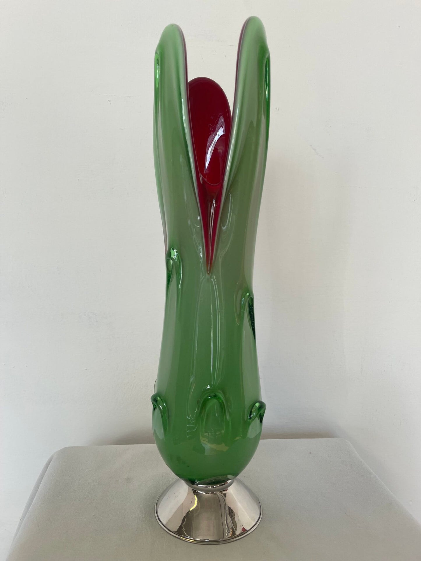 Vaso Decorativo in Vetro Verde e Rosso con Base Cromata