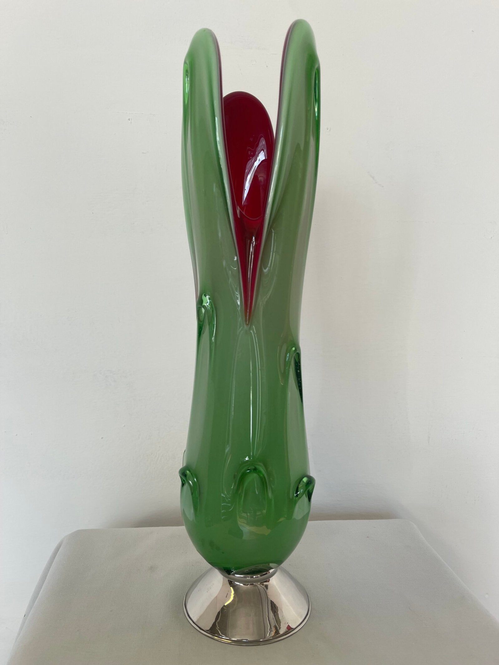 Vaso Decorativo in Vetro Verde e Rosso con Base Cromata