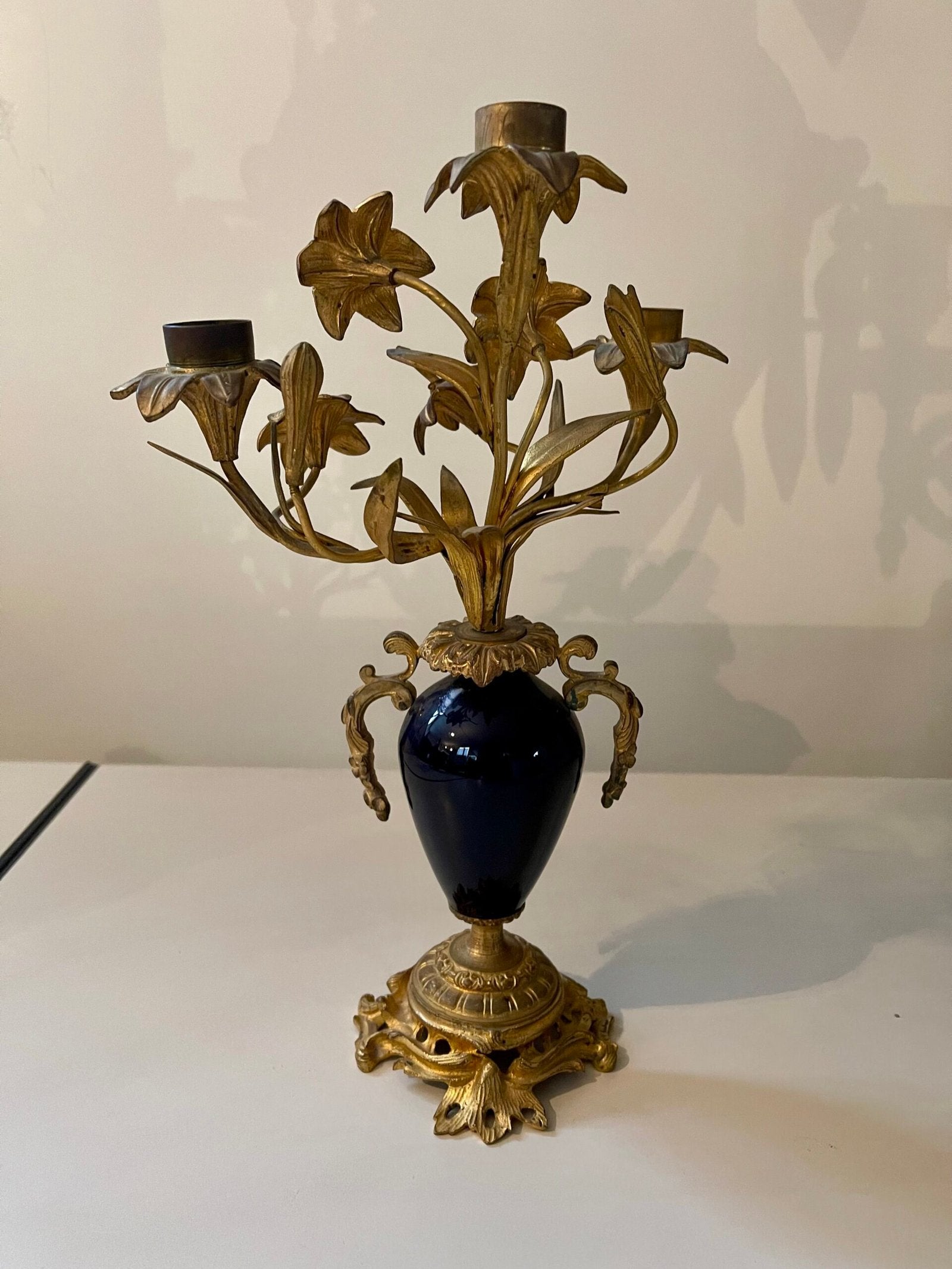 Candelabro decorativo a 3 luci in bronzo dorato con vaso in ceramica blu