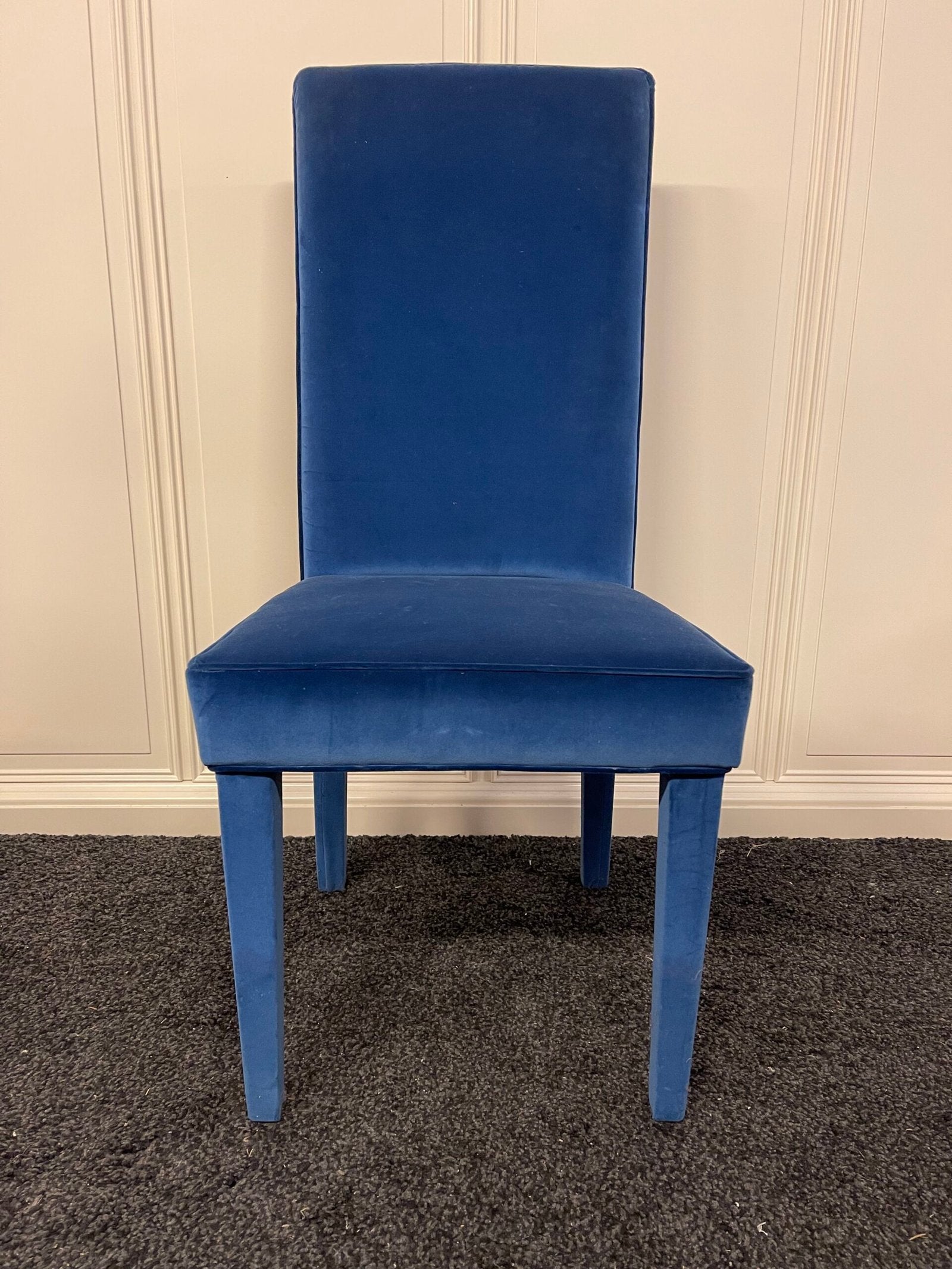 Sedia rivestita in velluto blu – stile moderno elegante