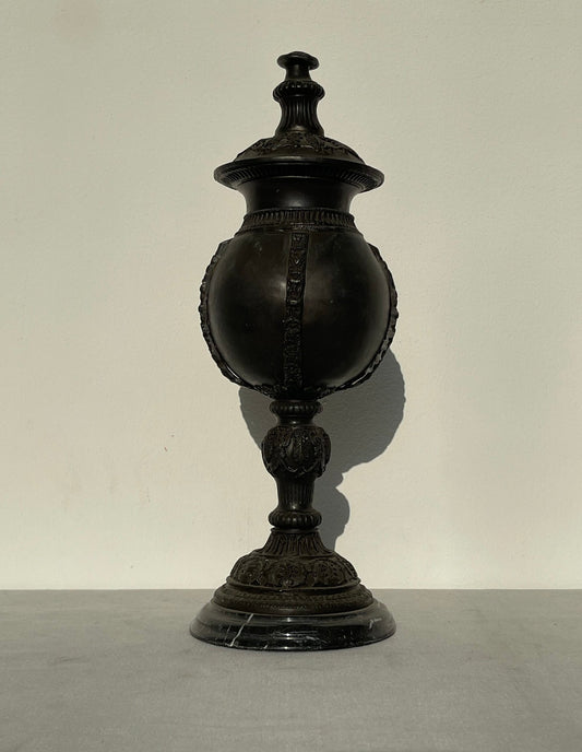Antico Vaso Coppa con Coperchio in bronzo Scuro – Base in Marmo