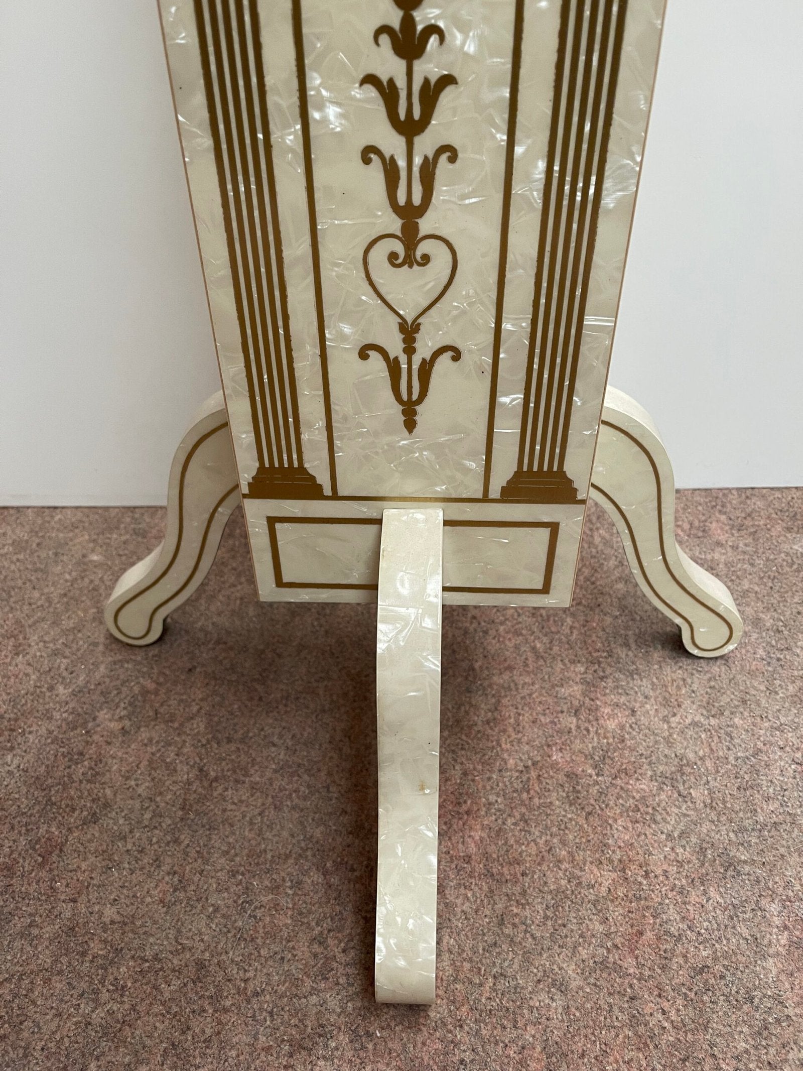 Attaccapanni Servomuto in stile neoclassico con Intarsi Dorati e Dettagli in Ottone - Eleganza e Funzionalità