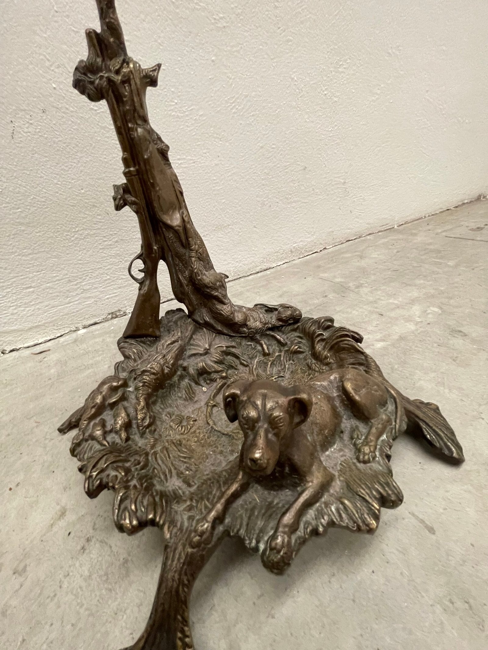 Antico portaombrelli francese del XX secolo in bronzo con figura di cane da caccia